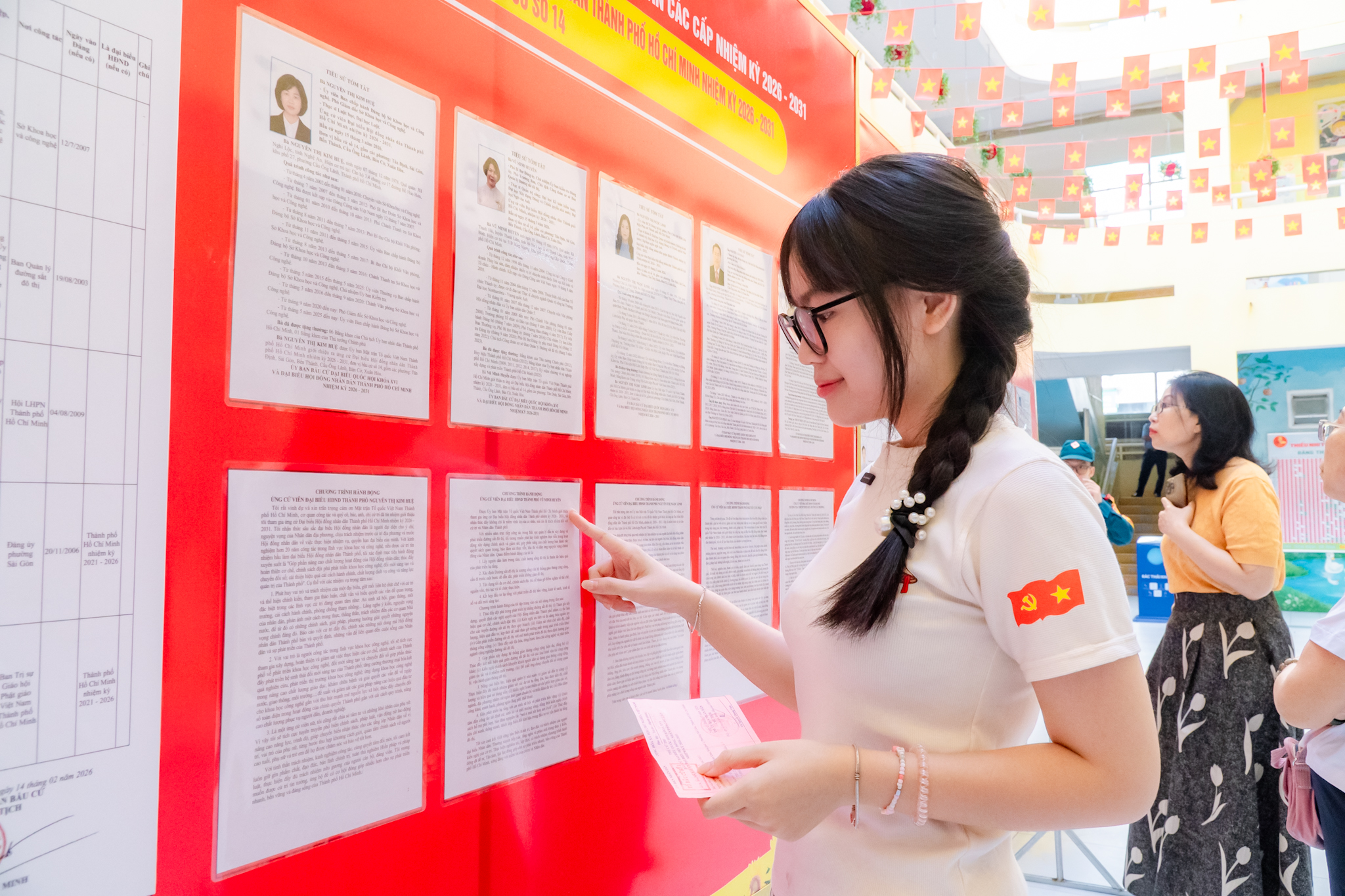 VIDEO: Cử tri trẻ háo hức đi bỏ phiếu, lần đầu tiên được “check in” bầu cử - Ảnh 7.