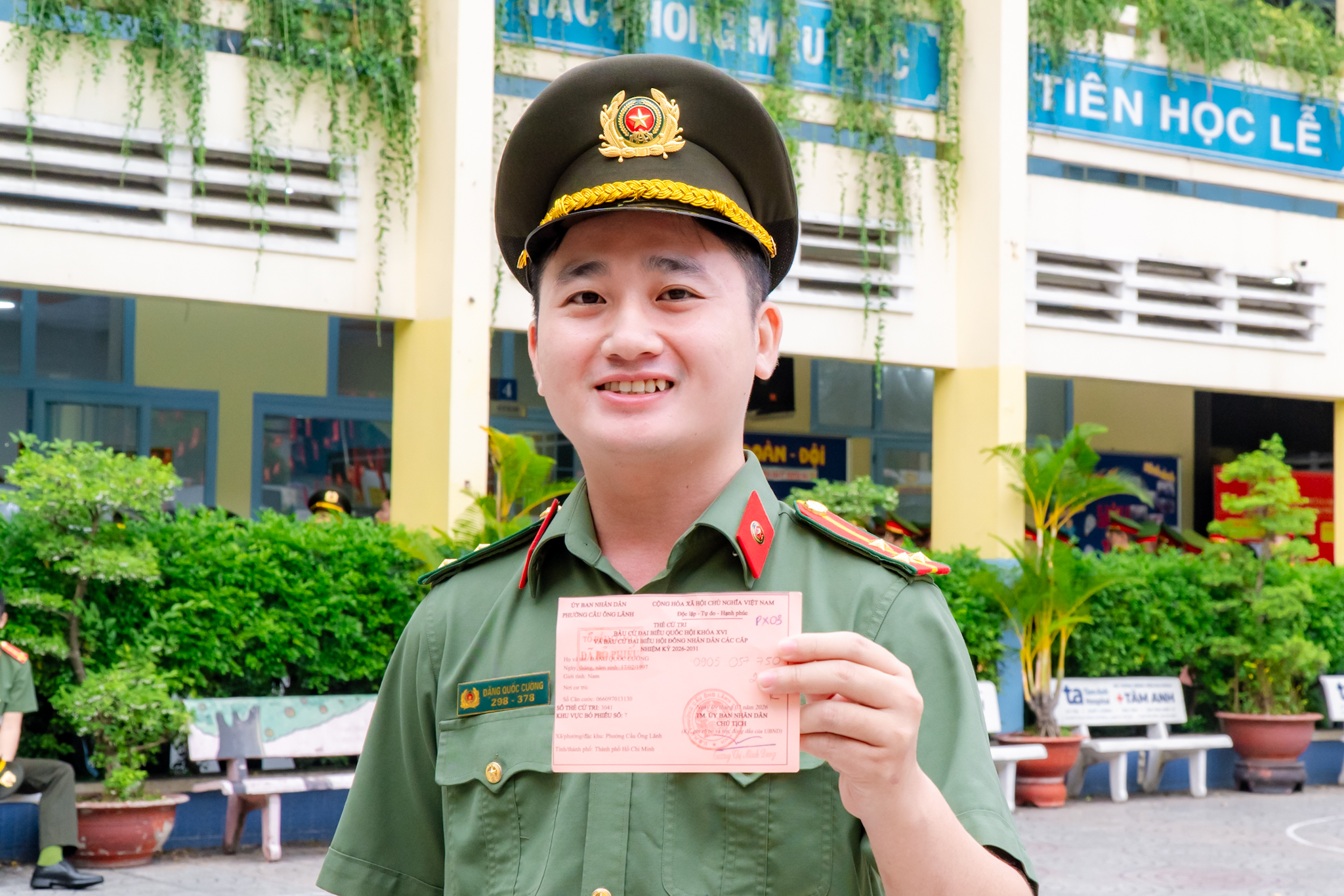 VIDEO: Cử tri trẻ háo hức đi bỏ phiếu, lần đầu tiên được “check in” bầu cử - Ảnh 8.