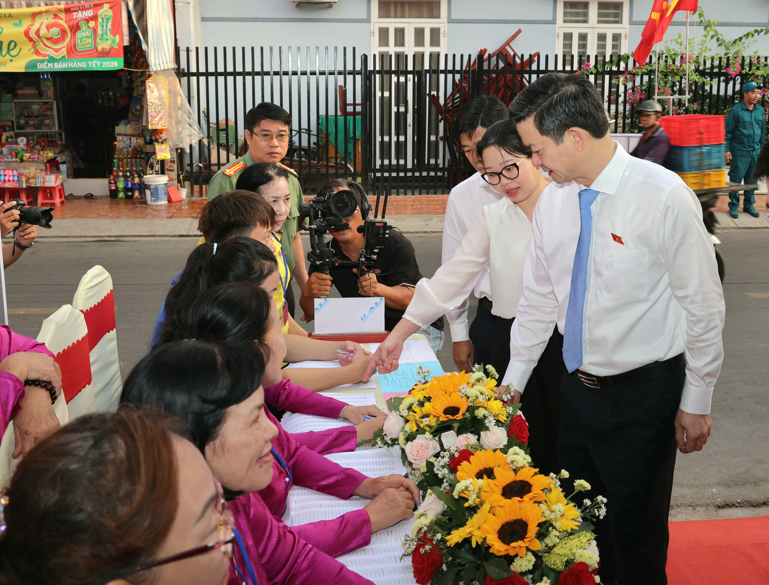 Cử tri TP Cần Thơ , Vĩnh Long nô nức đi bầu cử trong không khí phấn khởi - Ảnh 2. Cử tri TP Cần Thơ , Vĩnh Long nô nức đi bầu cử trong không khí phấn khởi - Ảnh 2.