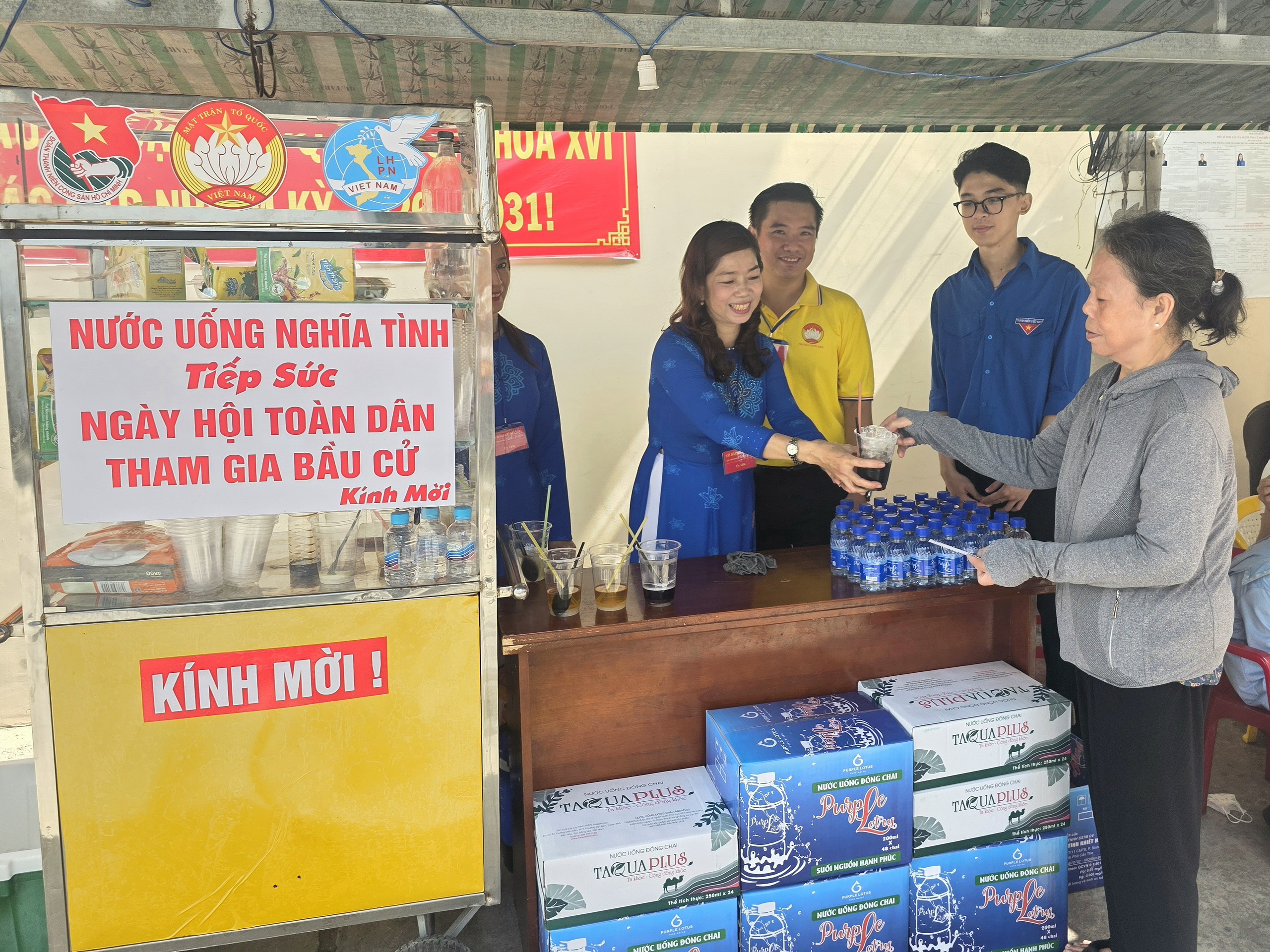 Cử tri Cần Thơ, Vĩnh Long, An Giang và Tây Ninh phấn khởi đi bỏ phiếu 1 CLIP: Rộn ràng ngày bầu cử tại Cần Thơ, Vĩnh Long, An Giang, Tây Ninh - Ảnh 1.