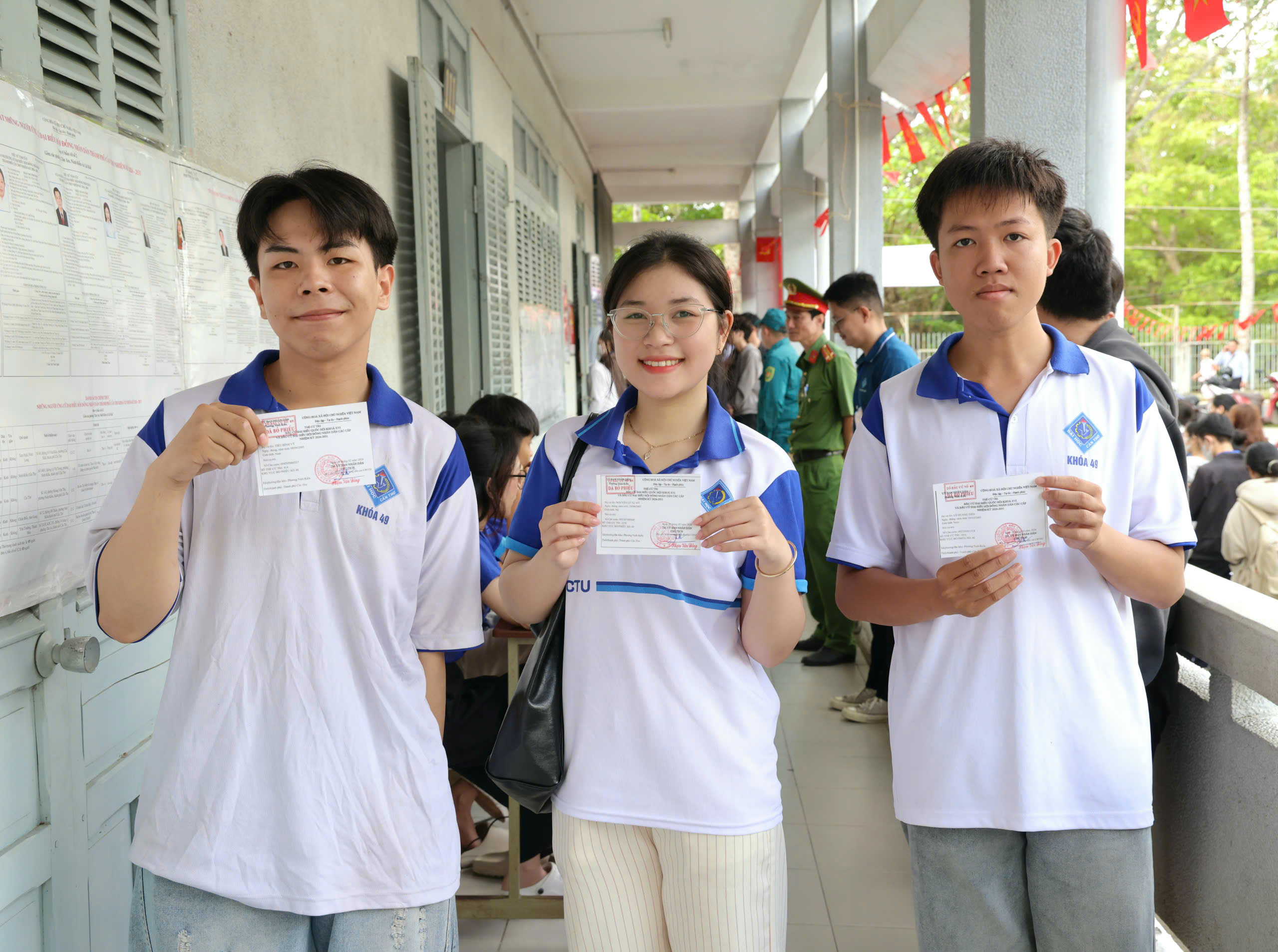 Cử tri Cần Thơ, Vĩnh Long, An Giang và Tây Ninh phấn khởi đi bỏ phiếu 3 CLIP: Rộn ràng ngày bầu cử tại Cần Thơ, Vĩnh Long, An Giang, Tây Ninh - Ảnh 3.