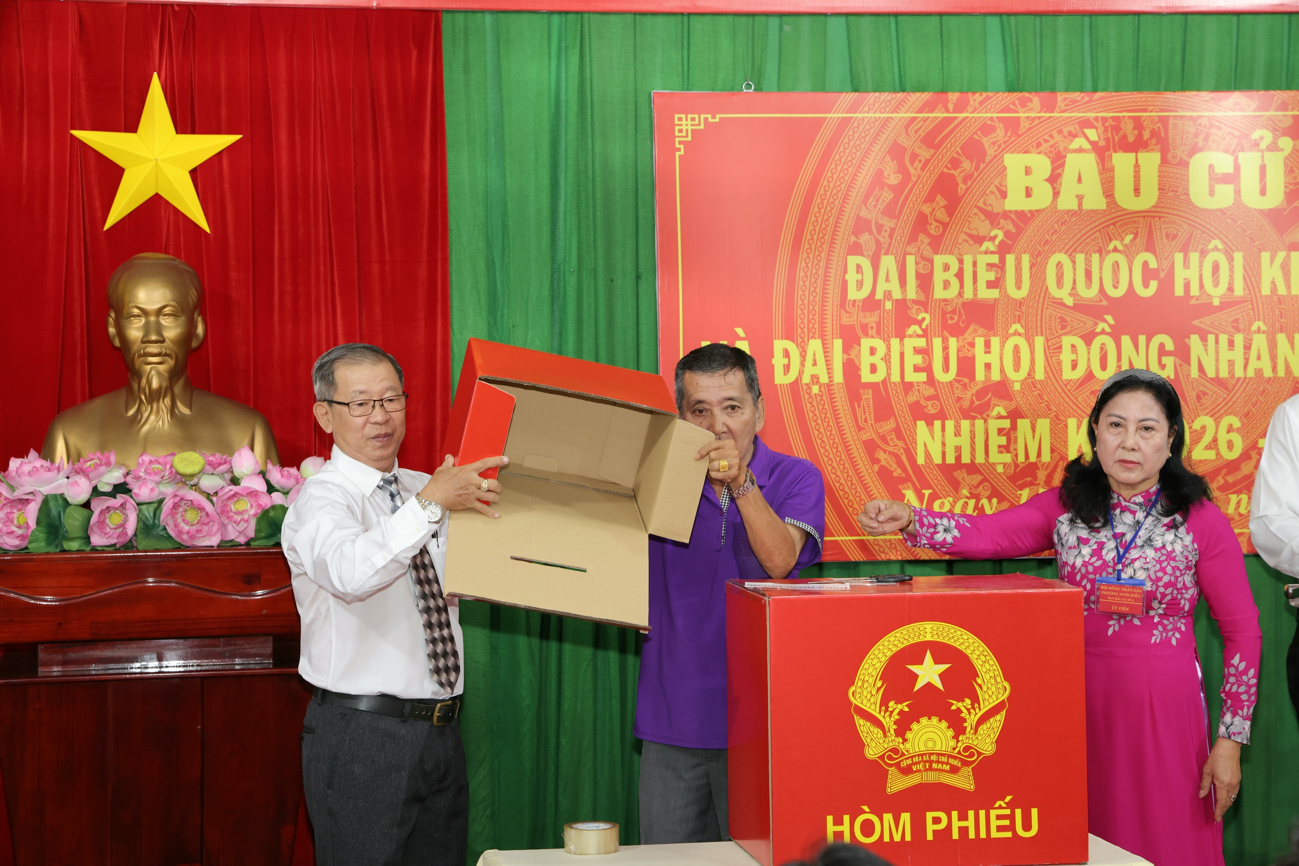 Cử tri TP Cần Thơ , Vĩnh Long nô nức đi bầu cử trong không khí phấn khởi - Ảnh 6. Cử tri TP Cần Thơ , Vĩnh Long nô nức đi bầu cử trong không khí phấn khởi - Ảnh 6.