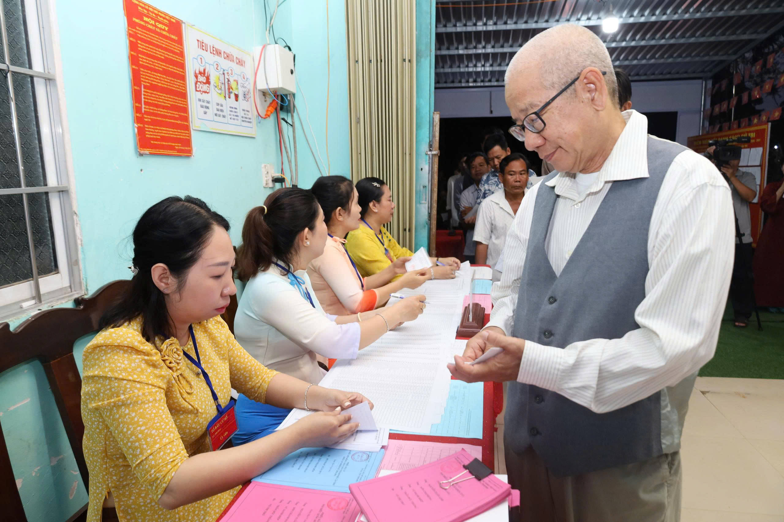 Cử tri Cần Thơ, Vĩnh Long, An Giang và Tây Ninh phấn khởi đi bỏ phiếu 5 CLIP: Rộn ràng ngày bầu cử tại Cần Thơ, Vĩnh Long, An Giang, Tây Ninh - Ảnh 5.