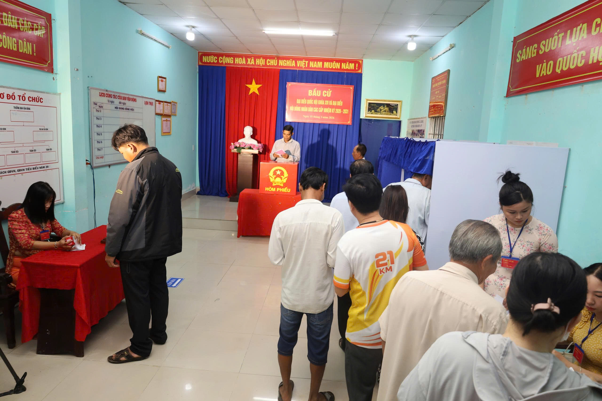 Cử tri Cần Thơ, Vĩnh Long, An Giang và Tây Ninh phấn khởi đi bỏ phiếu 6 CLIP: Rộn ràng ngày bầu cử tại Cần Thơ, Vĩnh Long, An Giang, Tây Ninh - Ảnh 8.