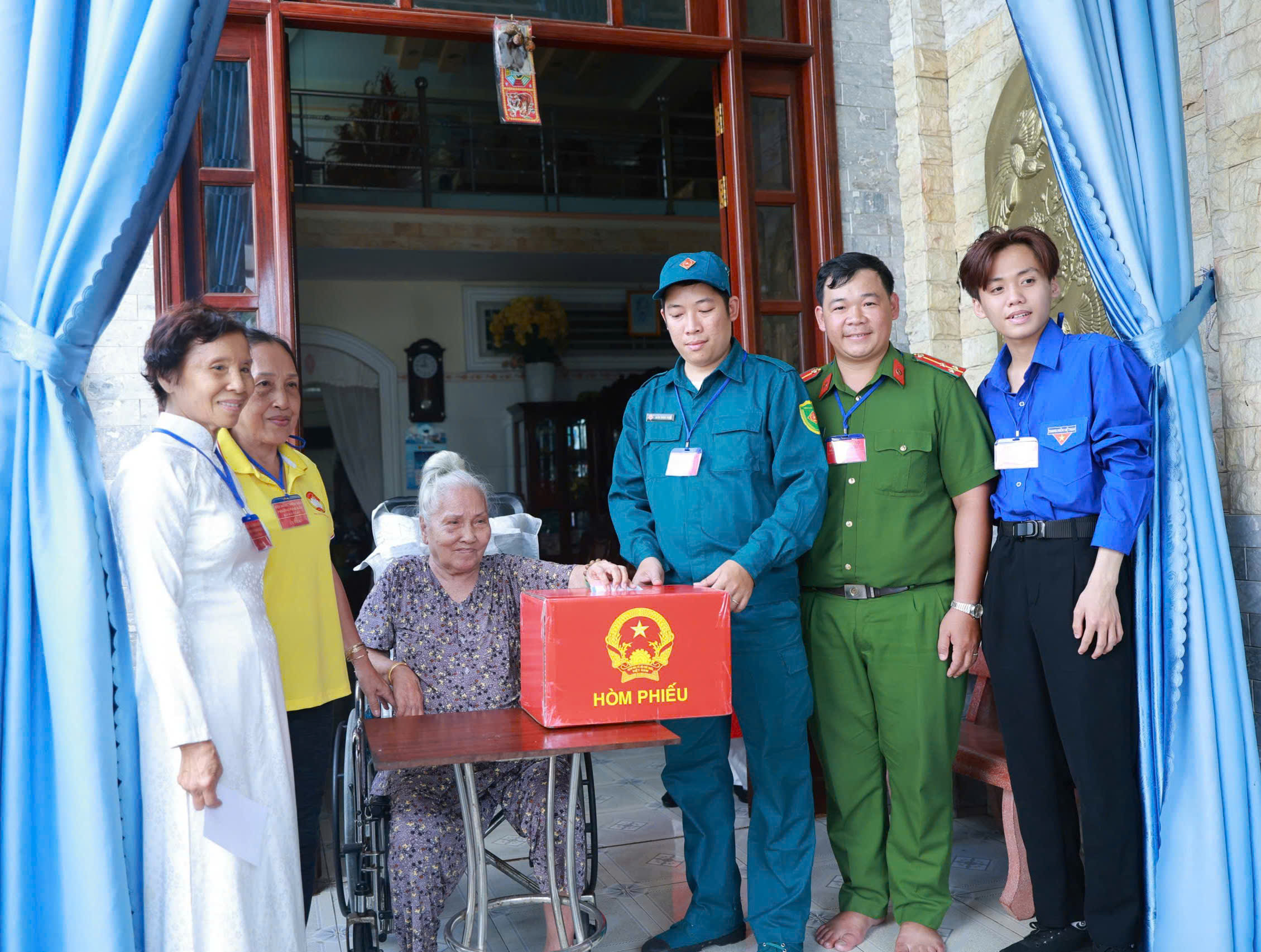 Cử tri Cần Thơ, Vĩnh Long, An Giang và Tây Ninh phấn khởi đi bỏ phiếu 8 CLIP: Rộn ràng ngày bầu cử tại Cần Thơ, Vĩnh Long, An Giang, Tây Ninh - Ảnh 10.