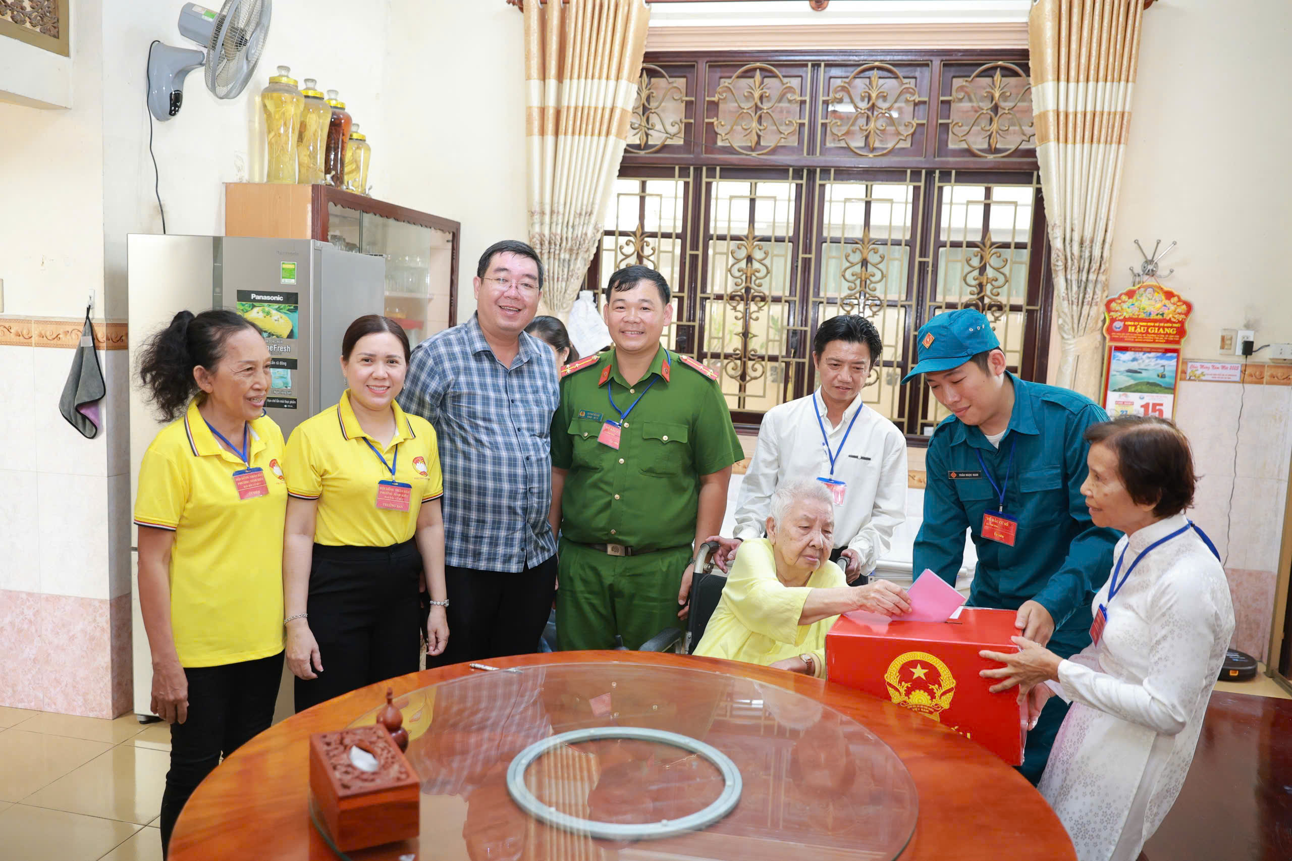 Cử tri Cần Thơ, Vĩnh Long, An Giang và Tây Ninh phấn khởi đi bỏ phiếu 9 CLIP: Rộn ràng ngày bầu cử tại Cần Thơ, Vĩnh Long, An Giang, Tây Ninh - Ảnh 11.