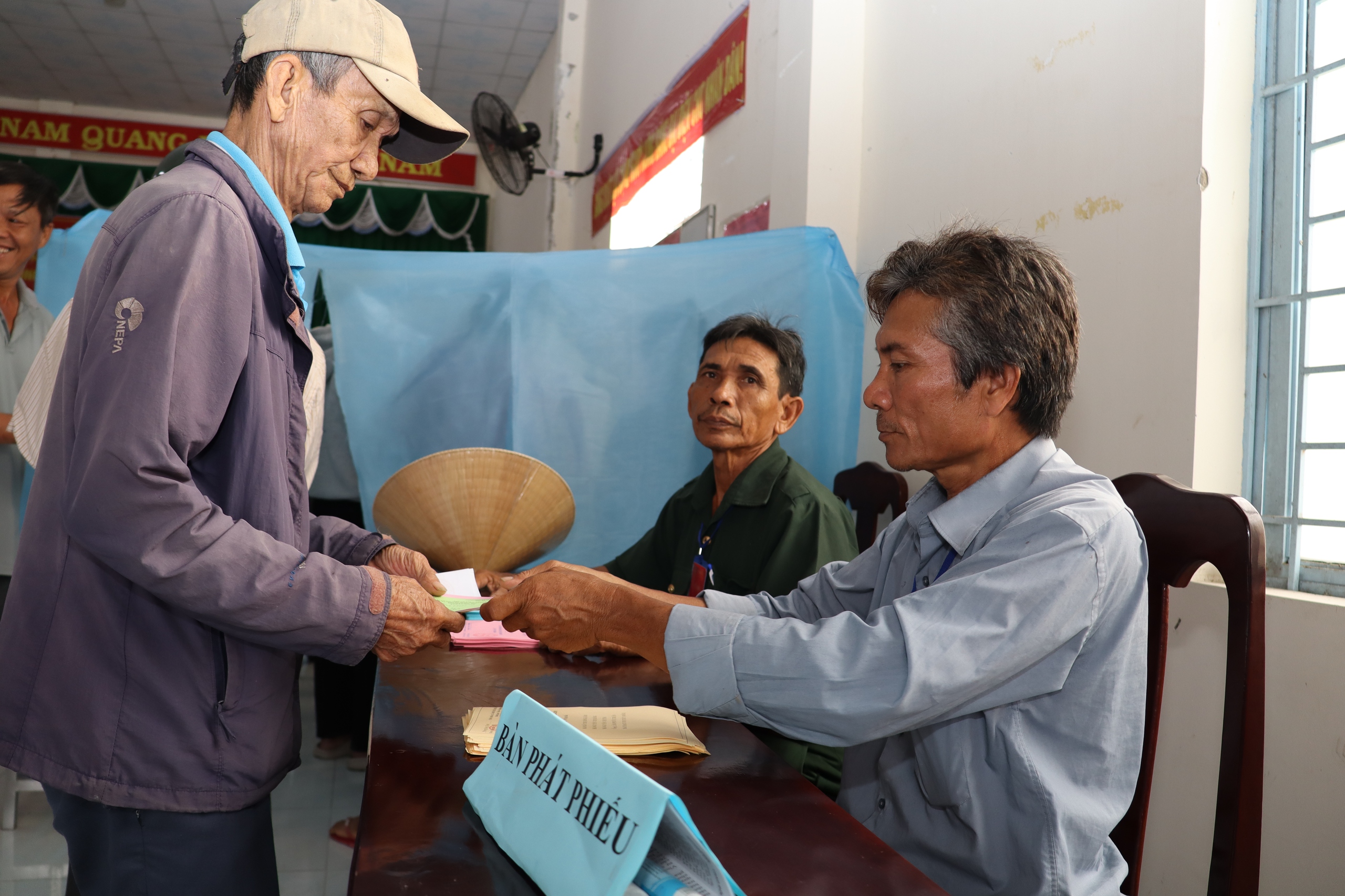 Cử tri TP Cần Thơ , Vĩnh Long nô nức đi bầu cử trong không khí phấn khởi - Ảnh 13. Cử tri TP Cần Thơ , Vĩnh Long nô nức đi bầu cử trong không khí phấn khởi - Ảnh 13.