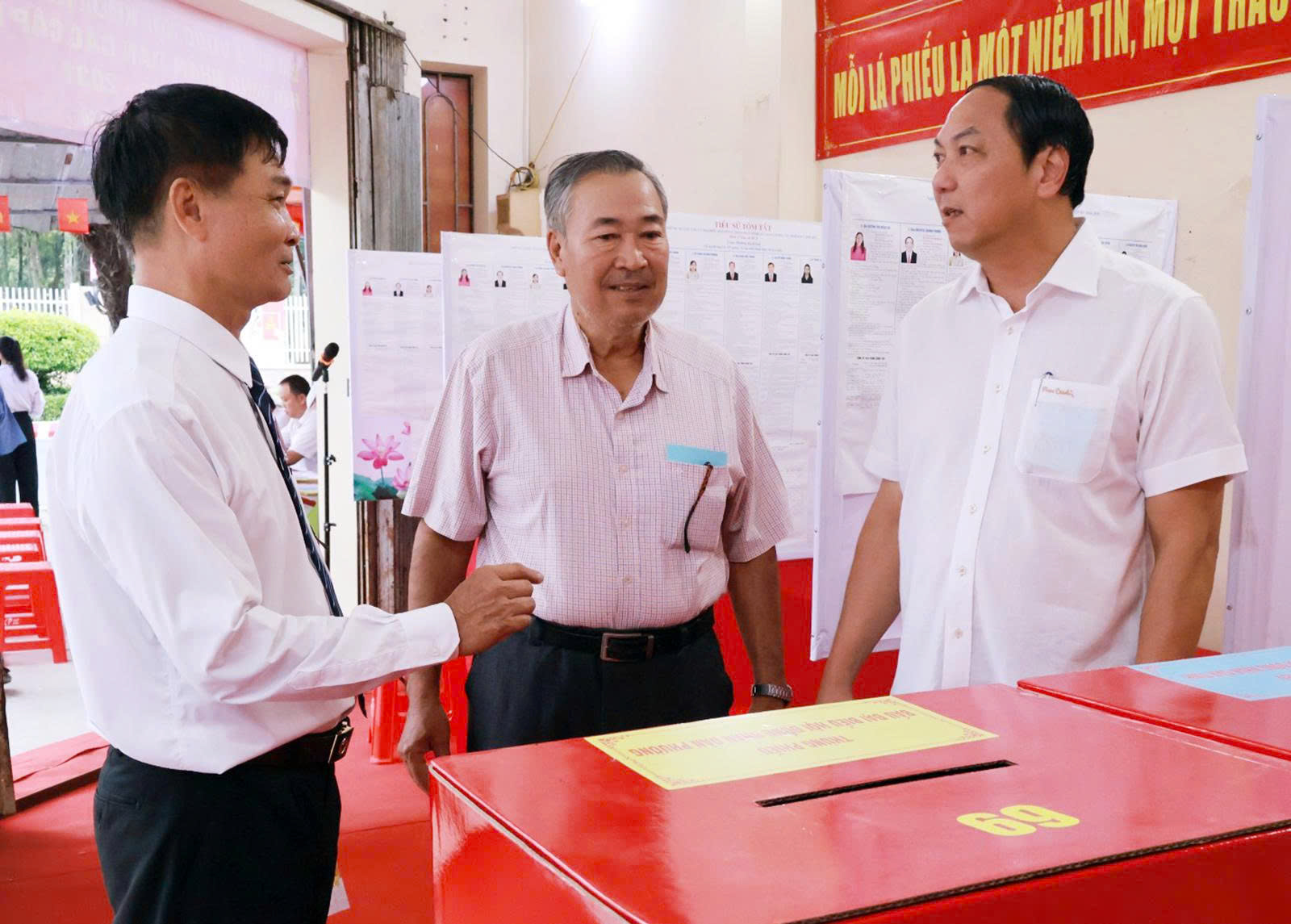 Cử tri Cần Thơ, Vĩnh Long, An Giang và Tây Ninh phấn khởi đi bỏ phiếu 18 CLIP: Rộn ràng ngày bầu cử tại Cần Thơ, Vĩnh Long, An Giang, Tây Ninh - Ảnh 20.