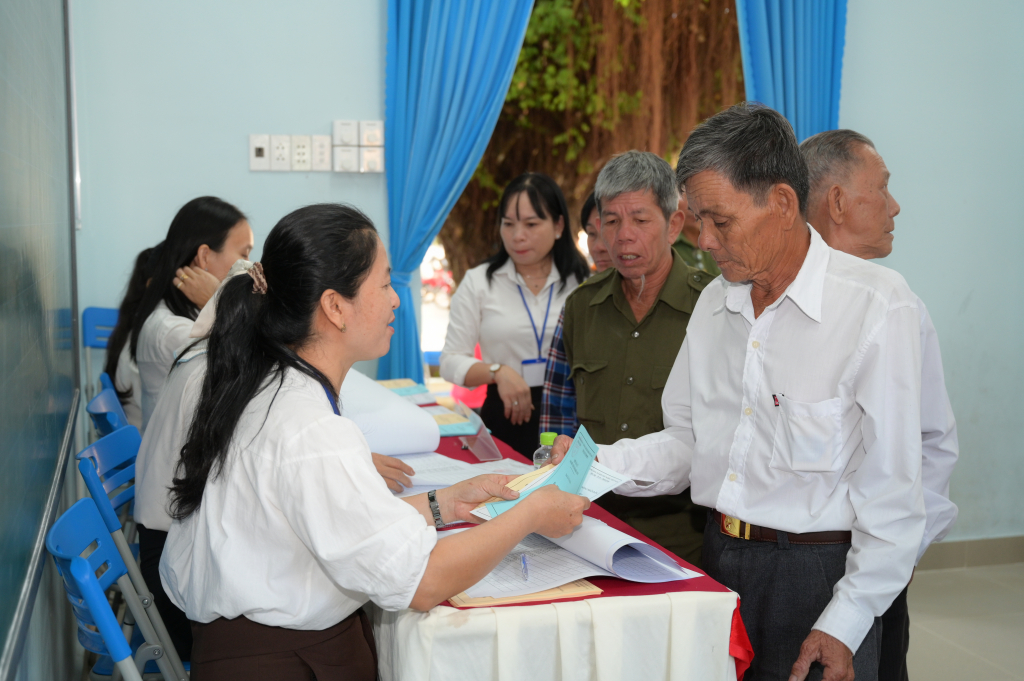 Cử tri Cần Thơ, Vĩnh Long, An Giang và Tây Ninh phấn khởi đi bỏ phiếu 42 CLIP: Rộn ràng ngày bầu cử tại Cần Thơ, Vĩnh Long, An Giang, Tây Ninh - Ảnh 44.