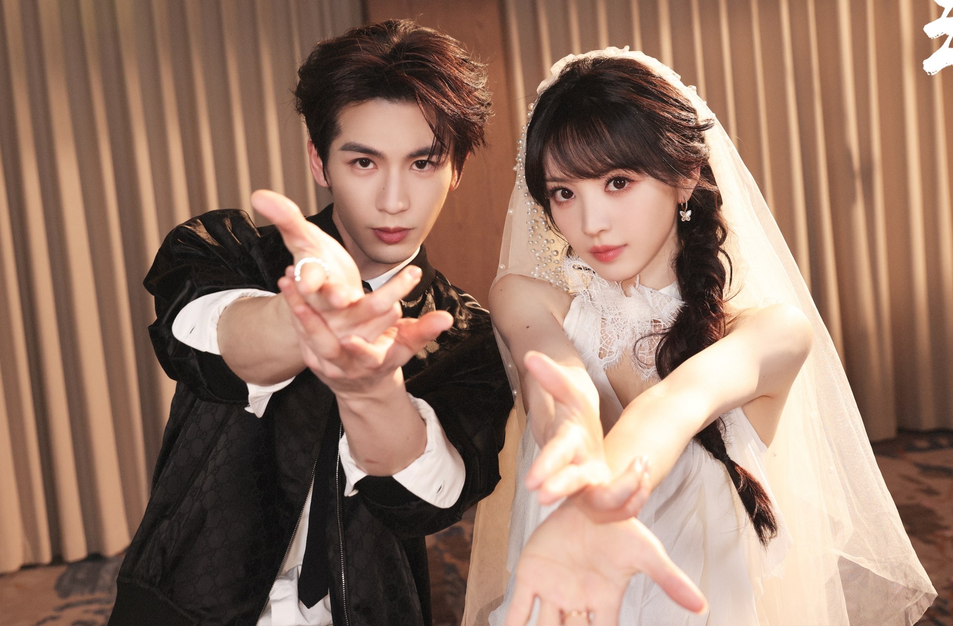 Cô dâu chú rể đang gây tranh cãi khắp MXH: Visual 10 điểm tuyệt đối nhưng thở thôi cũng bị mắng 