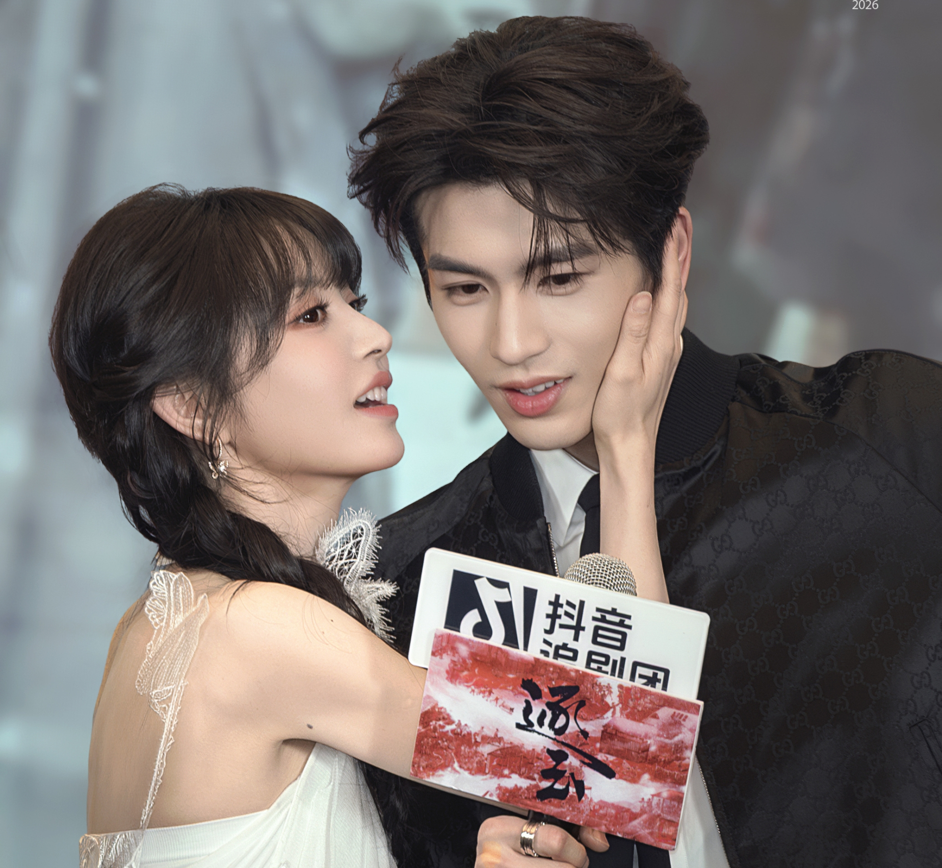 Cô dâu chú rể đang gây tranh cãi khắp MXH: Visual 10 điểm tuyệt đối nhưng thở thôi cũng bị mắng 