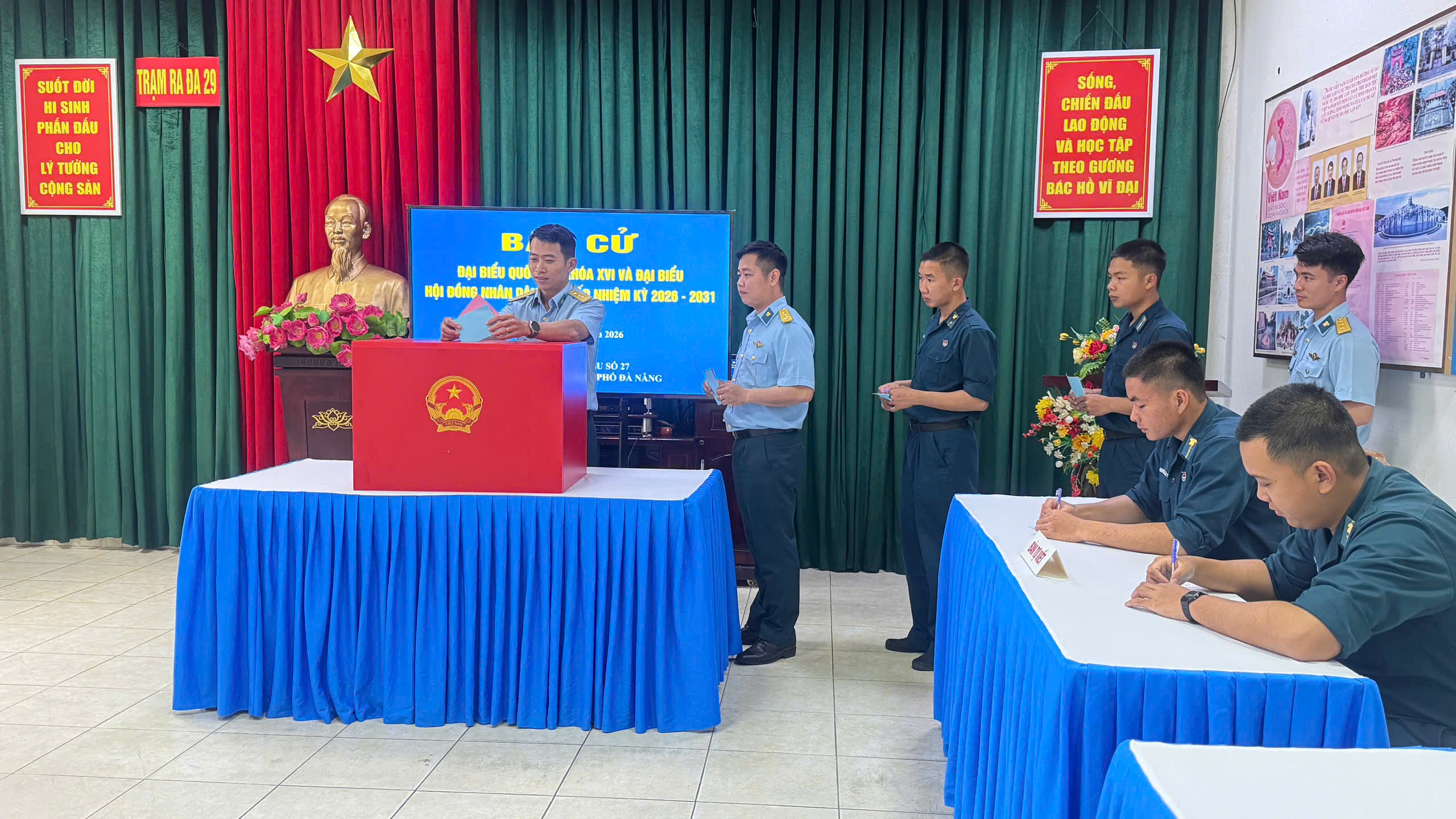 Đưa thùng phiếu bầu cử ra trận địa phòng không 3 bầu cử - Ảnh 3.