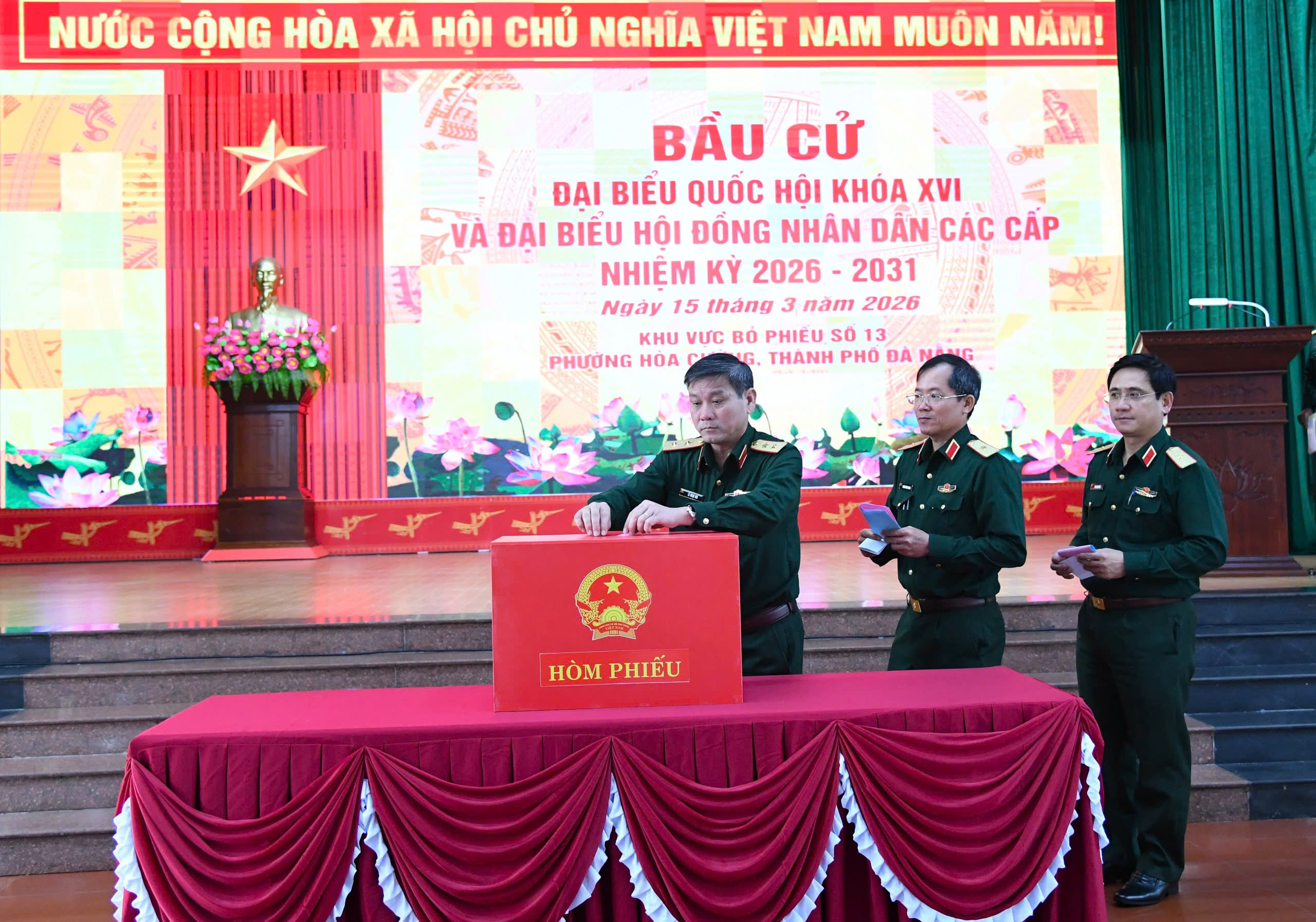 Đưa thùng phiếu bầu cử ra trận địa phòng không 4 Đưa thùng phiếu bầu cử ra trận địa phòng không - Ảnh 4.