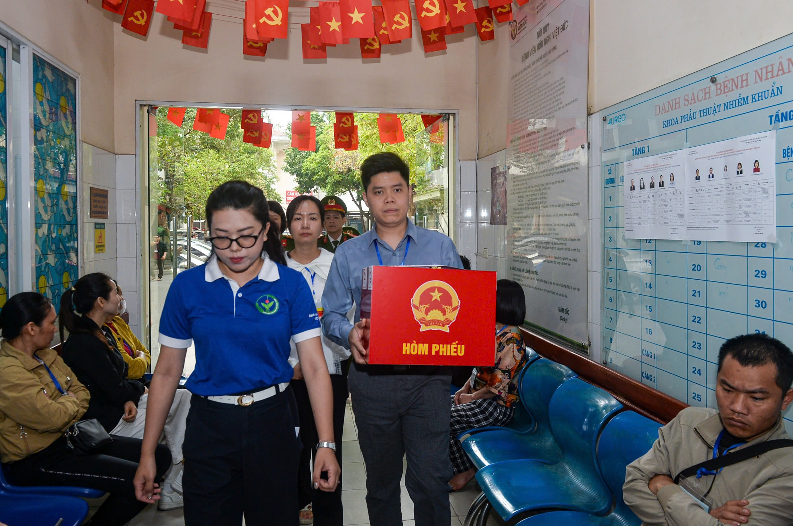 Thùng phiếu đến tận giường bệnh: Xúc động những lá phiếu ngày bầu cử 1 bầu cử - Ảnh 3.