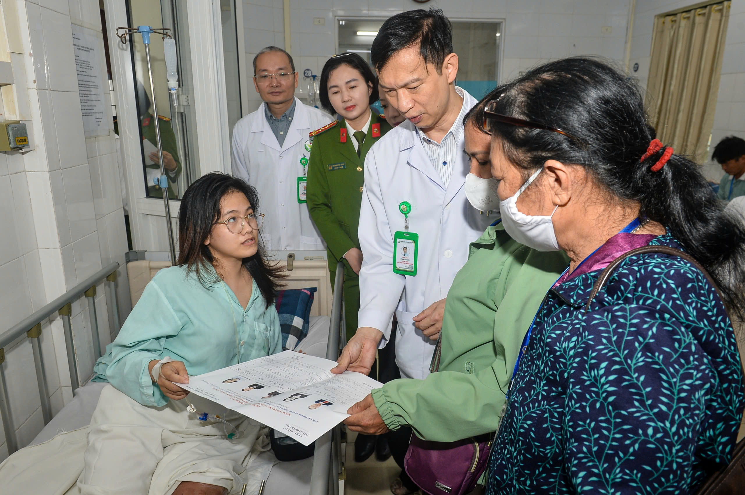 Thùng phiếu đến tận giường bệnh: Xúc động những lá phiếu ngày bầu cử 2 bầu cử - Ảnh 4.