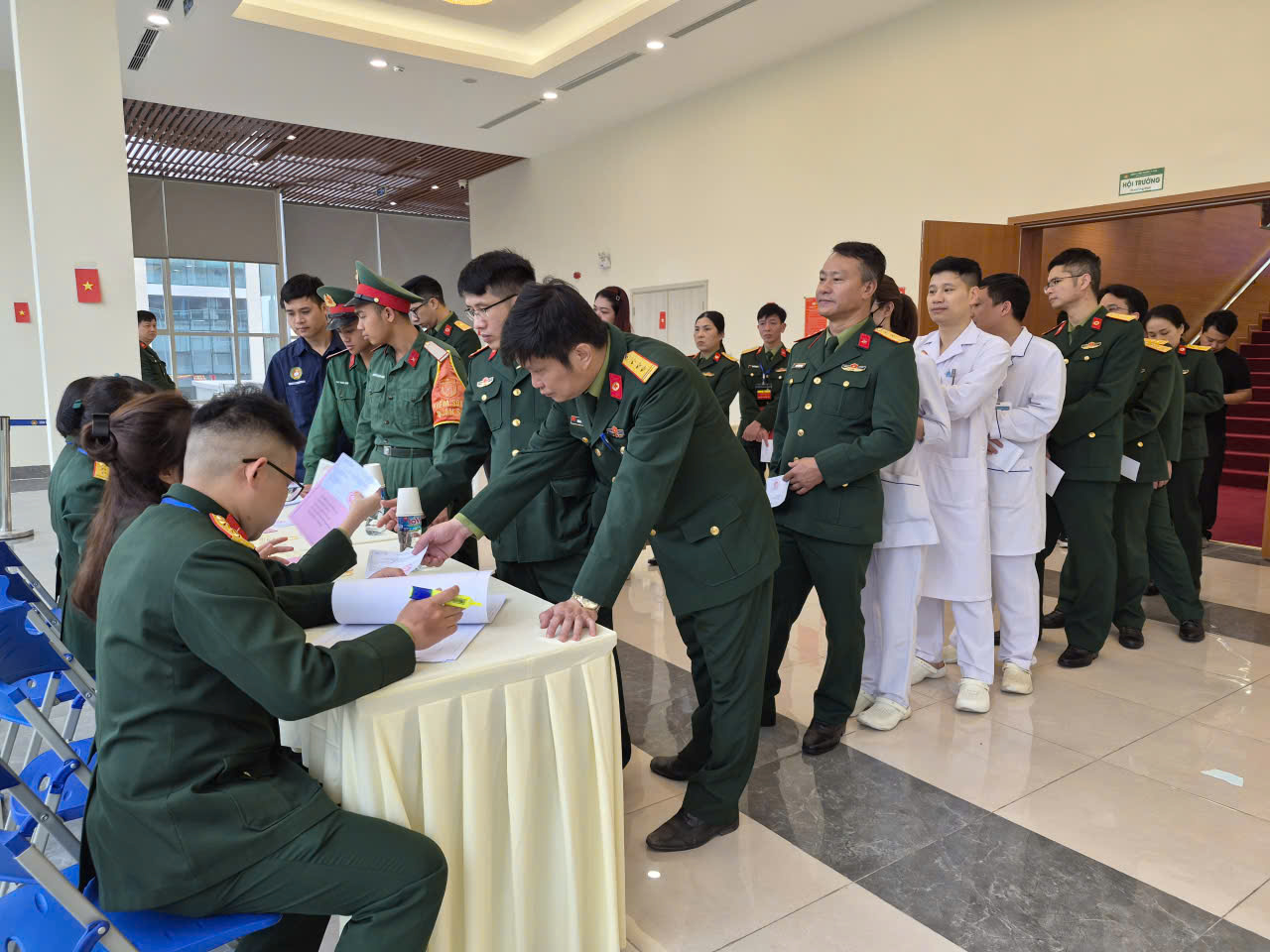 Thùng phiếu đến tận giường bệnh: Xúc động những lá phiếu ngày bầu cử 3 Thùng phiếu đến tận giường bệnh: Xúc động những lá phiếu ngày bầu cử - Ảnh 5.