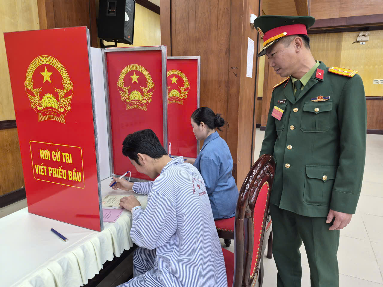 Thùng phiếu đến tận giường bệnh: Xúc động những lá phiếu ngày bầu cử 4 Thùng phiếu đến tận giường bệnh: Xúc động những lá phiếu ngày bầu cử - Ảnh 6.