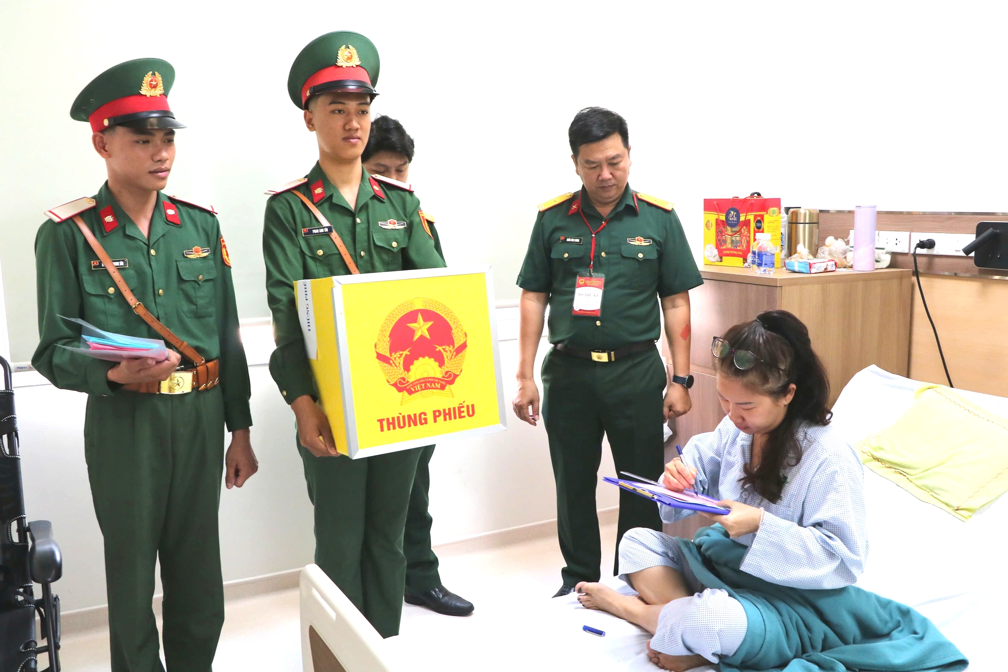 Thùng phiếu đến tận giường bệnh: Xúc động những lá phiếu ngày bầu cử 7 bầu cử - Ảnh 9.