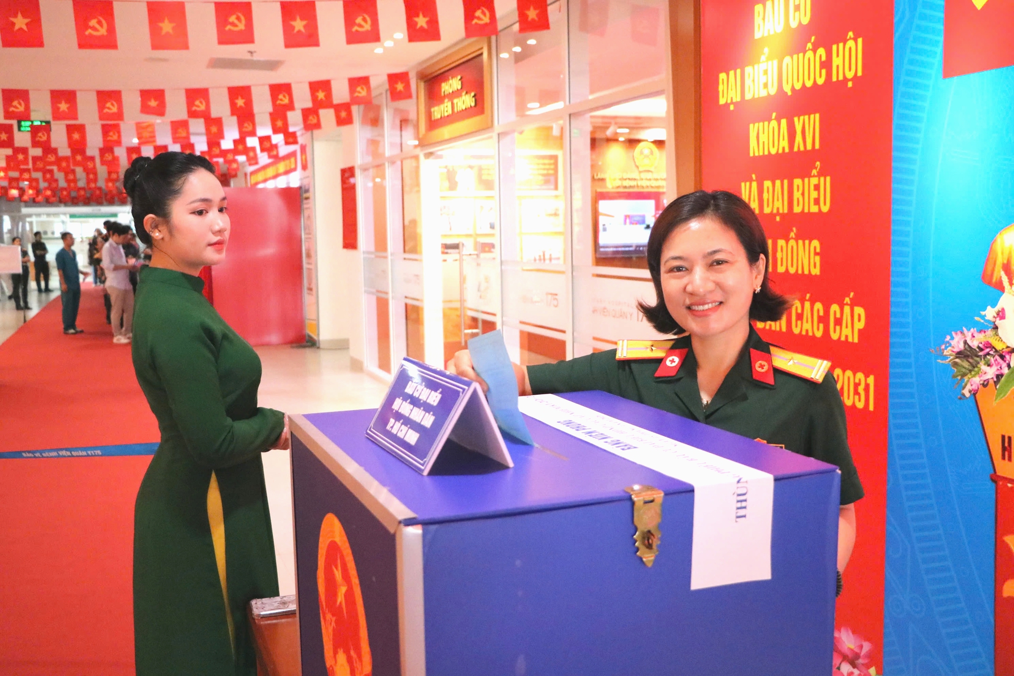 Thùng phiếu đến tận giường bệnh: Xúc động những lá phiếu ngày bầu cử 8 Thùng phiếu đến tận giường bệnh: Xúc động những lá phiếu ngày bầu cử - Ảnh 10.