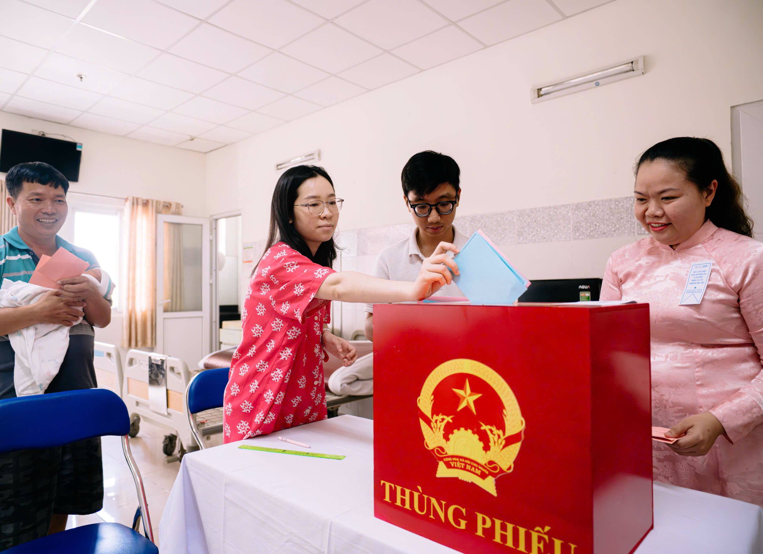 Thùng phiếu đến tận giường bệnh: Xúc động những lá phiếu ngày bầu cử - Ảnh 11. bầu cử - Ảnh 11.