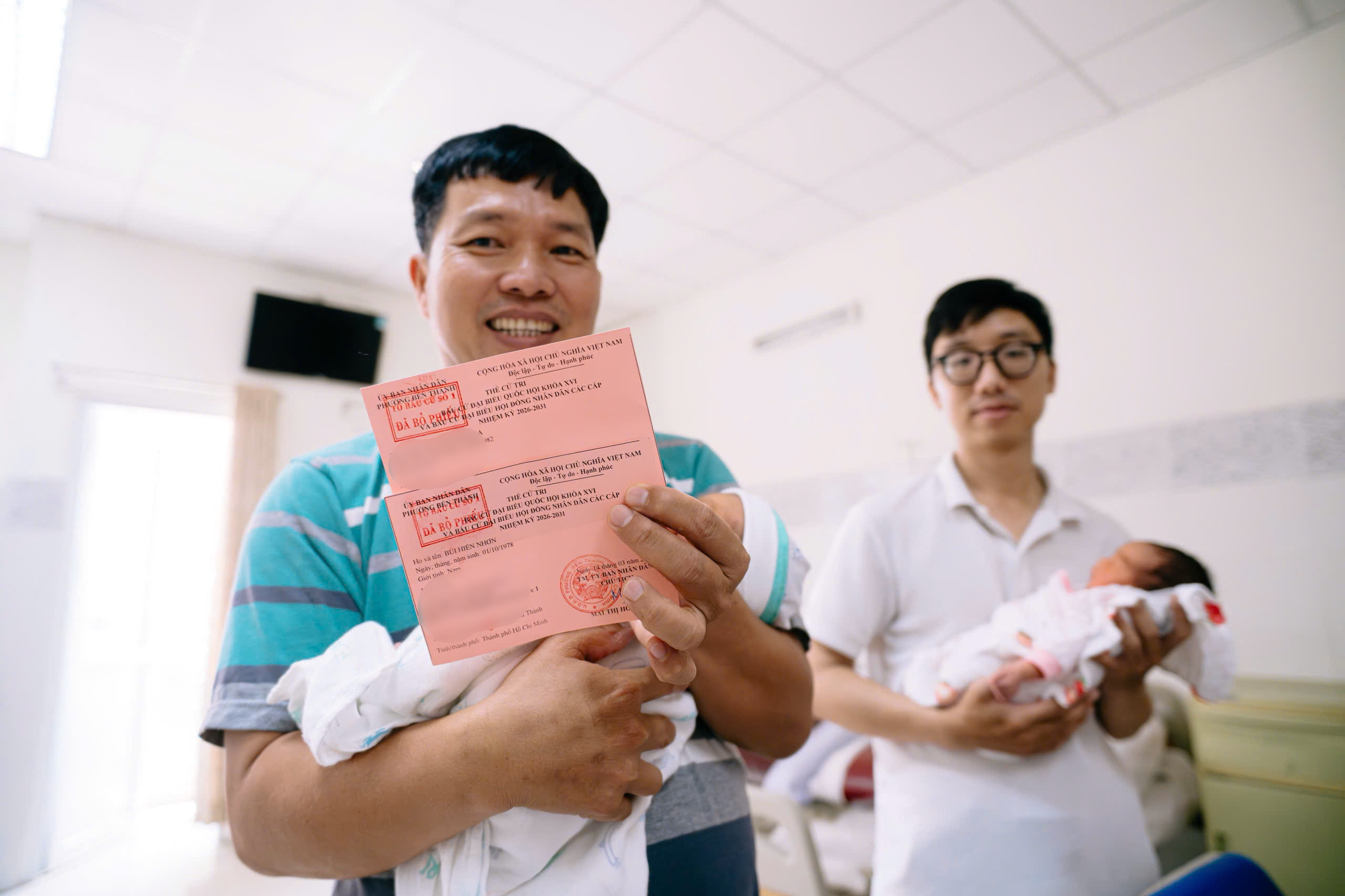 Thùng phiếu đến tận giường bệnh: Xúc động những lá phiếu ngày bầu cử - Ảnh 13. bầu cử - Ảnh 13.