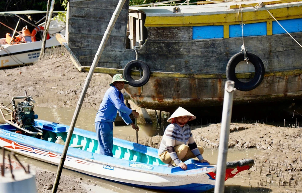 Bà Phượng Em đến điểm bầu cử bằng vỏ lãi. Ảnh: SONG MAI cu-tri-ap-thieng-lieng-day-som-cho-con-nuoc-de-di-bau-cu-.jpg