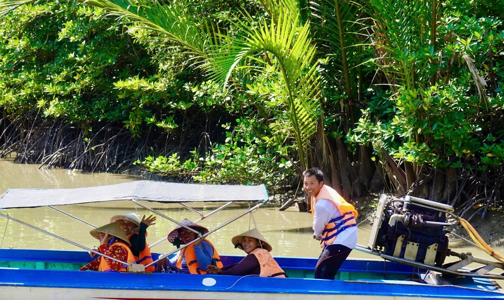 Chị Lê Thị Mỹ Tiên cho biết, gia đình chị cảm thấy rất tự hào khi được trực tiếp tham gia bầu cử, thực hiện quyền và nghĩa vụ của công dân. Ảnh: SONG MAI Chị Lê Thị Mỹ Tiên cho biết, gia đình chị cảm thấy rất tự hào khi được trực tiếp tham gia bầu cử, thực hiện quyền và nghĩa vụ của công dân. Ảnh: SONG MAI