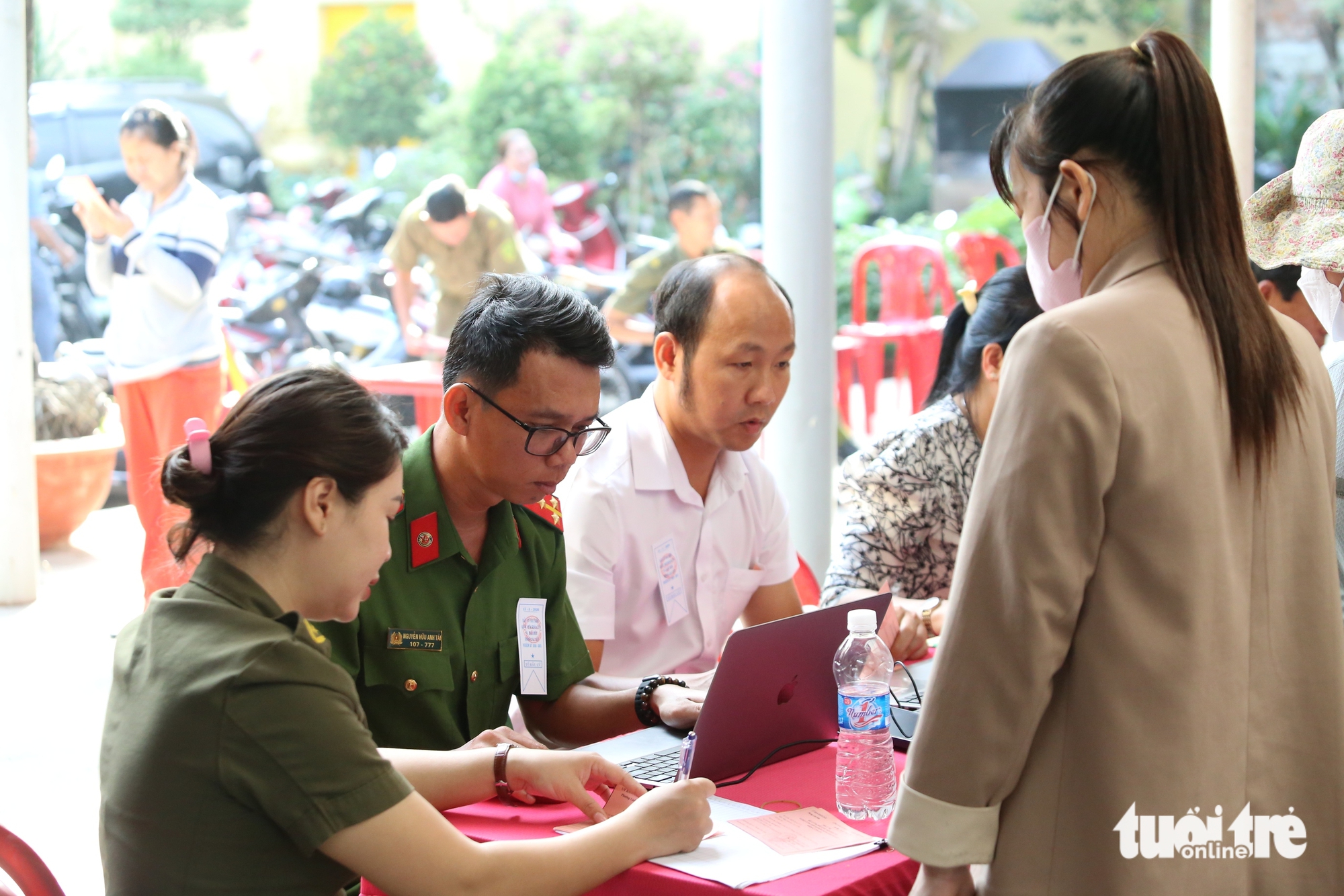 Lá phiếu gửi gắm niềm tin của công nhân, người dân TP.HCM 3 Lá phiếu gửi gắm niềm tin của công nhân, người dân TP.HCM - Ảnh 4.