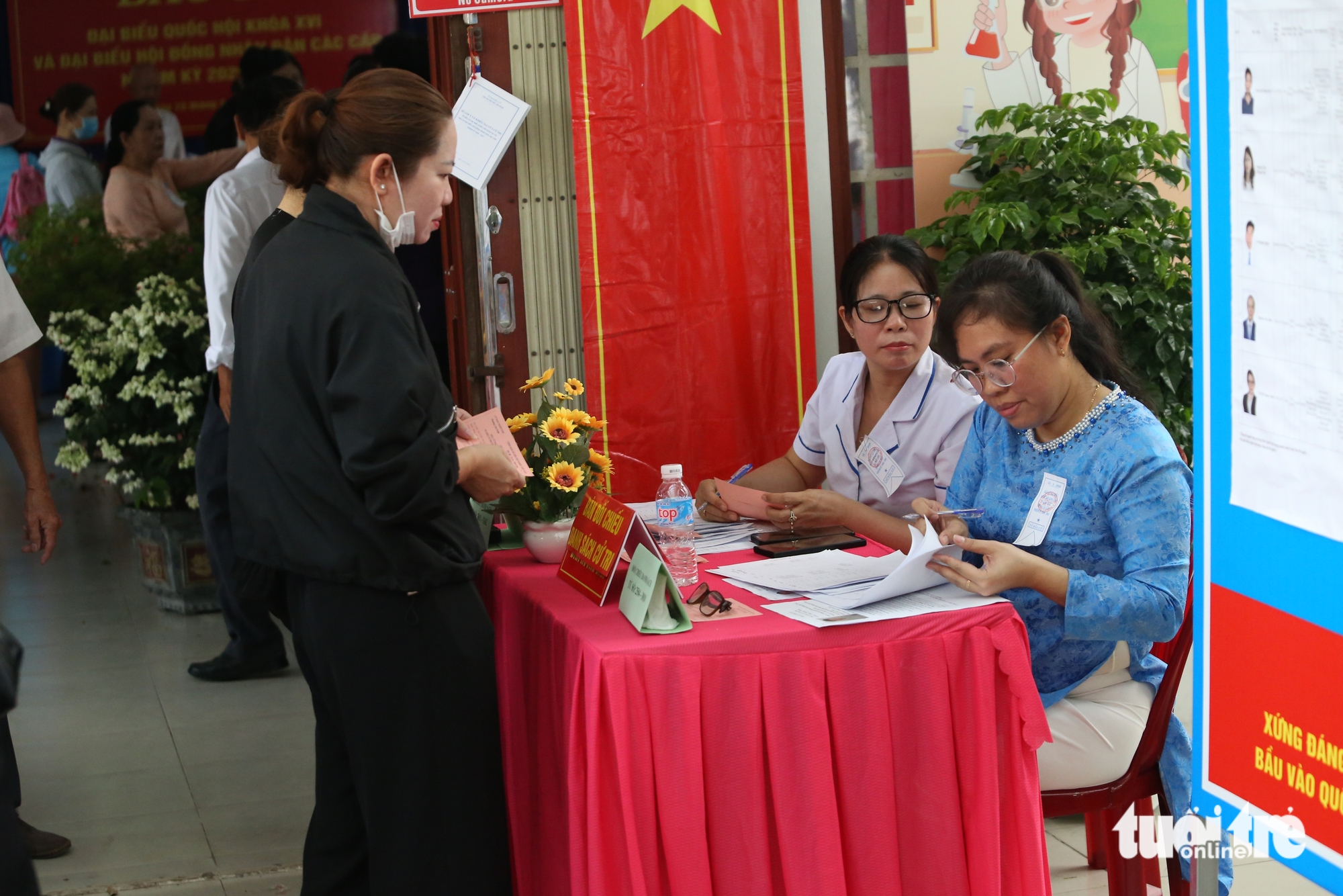 Lá phiếu gửi gắm niềm tin của công nhân, người dân TP.HCM 6 bầu cử - Ảnh 6.