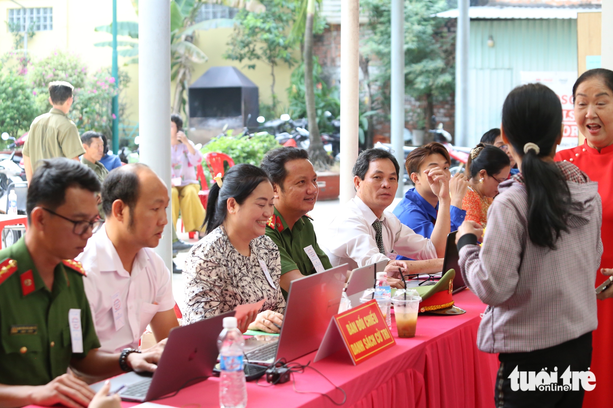 Lá phiếu gửi gắm niềm tin của công nhân, người dân TP.HCM 7 bầu cử - Ảnh 7.