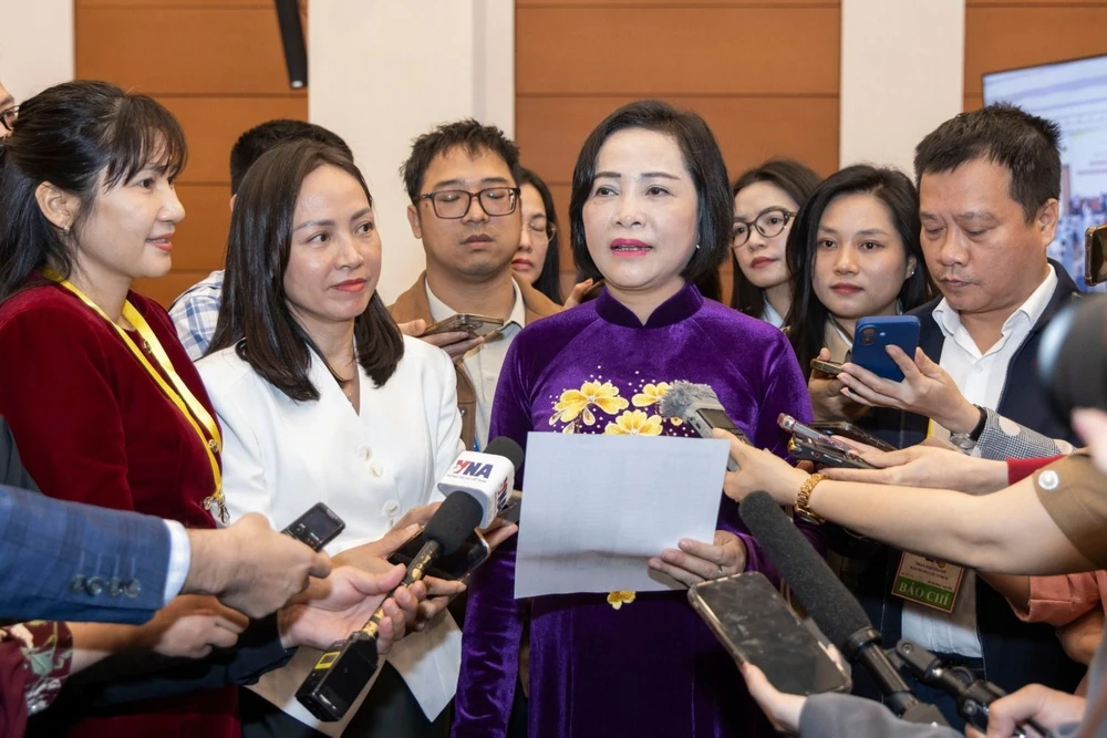 Phó Chủ tịch Quốc hội Nguyễn Thị Thanh trao đổi cùng các phóng viên. Ảnh: QUANG VINH Pho-Chu-tich-Quoc-hoi-Nguyen-Thi-Thanh.jpg