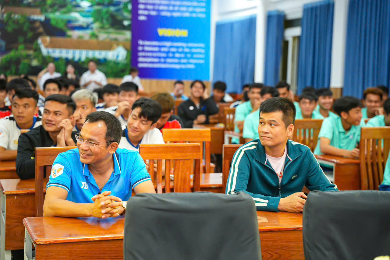 Khi bóng đá thắt chặt tình đoàn kết sinh viên- Ảnh 3. Khi bóng đá thắt chặt tình đoàn kết sinh viên- Ảnh 3.