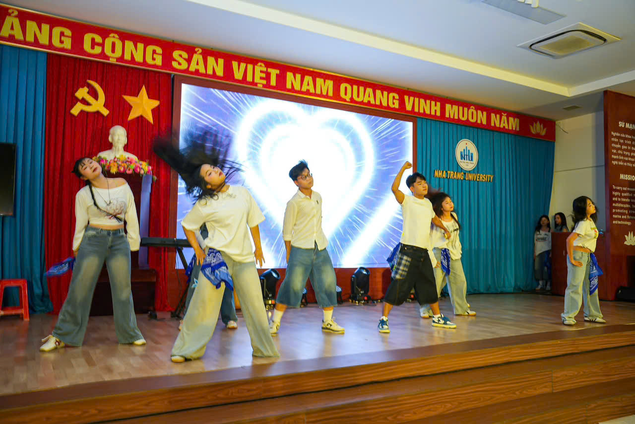 Khi bóng đá thắt chặt tình đoàn kết sinh viên- Ảnh 4. Khi bóng đá thắt chặt tình đoàn kết sinh viên- Ảnh 4.