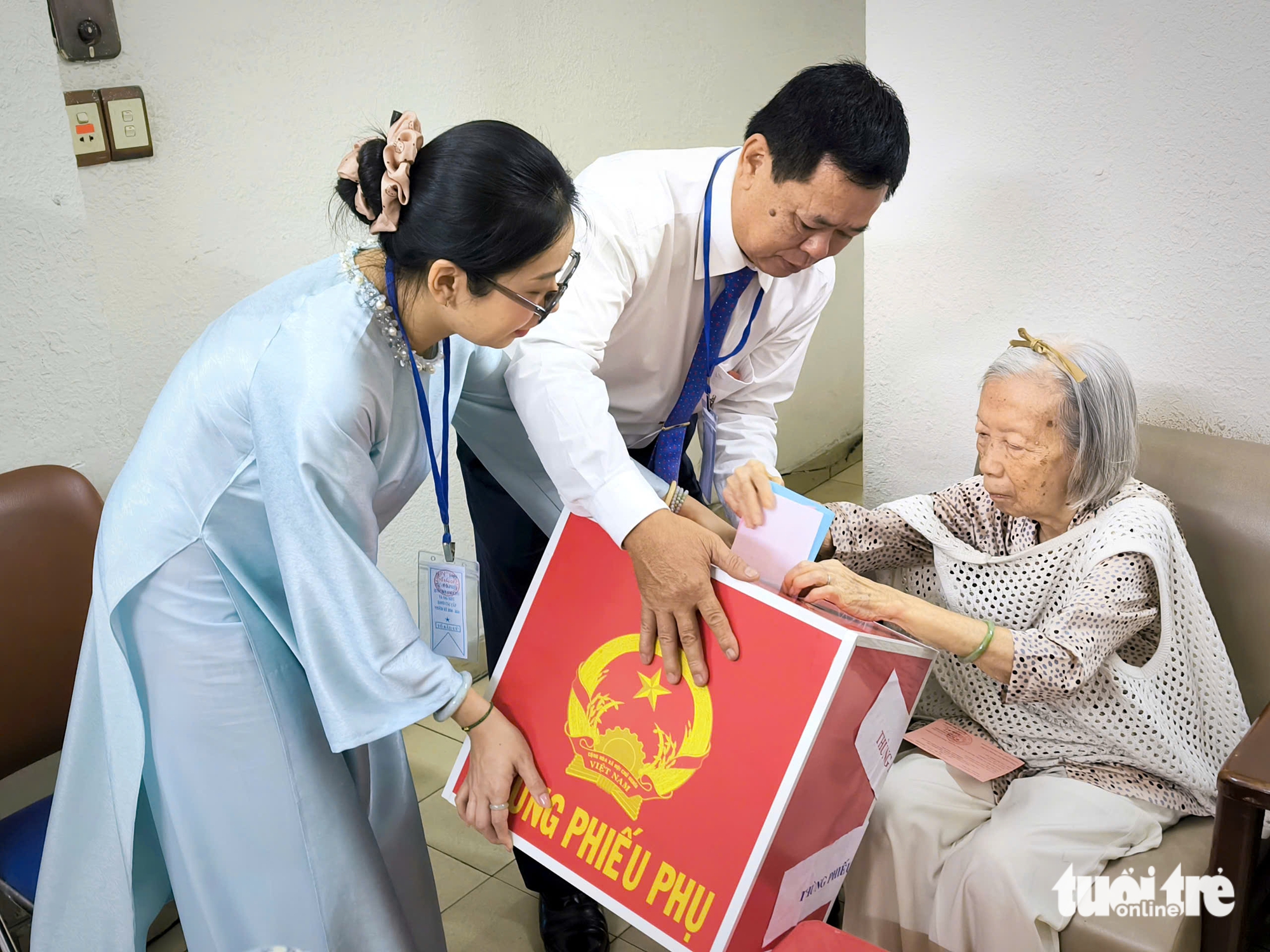 TP.HCM: Người trẻ cầm lá phiếu đầu đời sau du học, cụ 91 tuổi vui khi thùng phiếu đến tận nhà 3 TP.HCM: Người trẻ cầm lá phiếu đầu đời sau du học, cụ 91 tuổi vui khi thùng phiếu đến tận nhà - Ảnh 3.