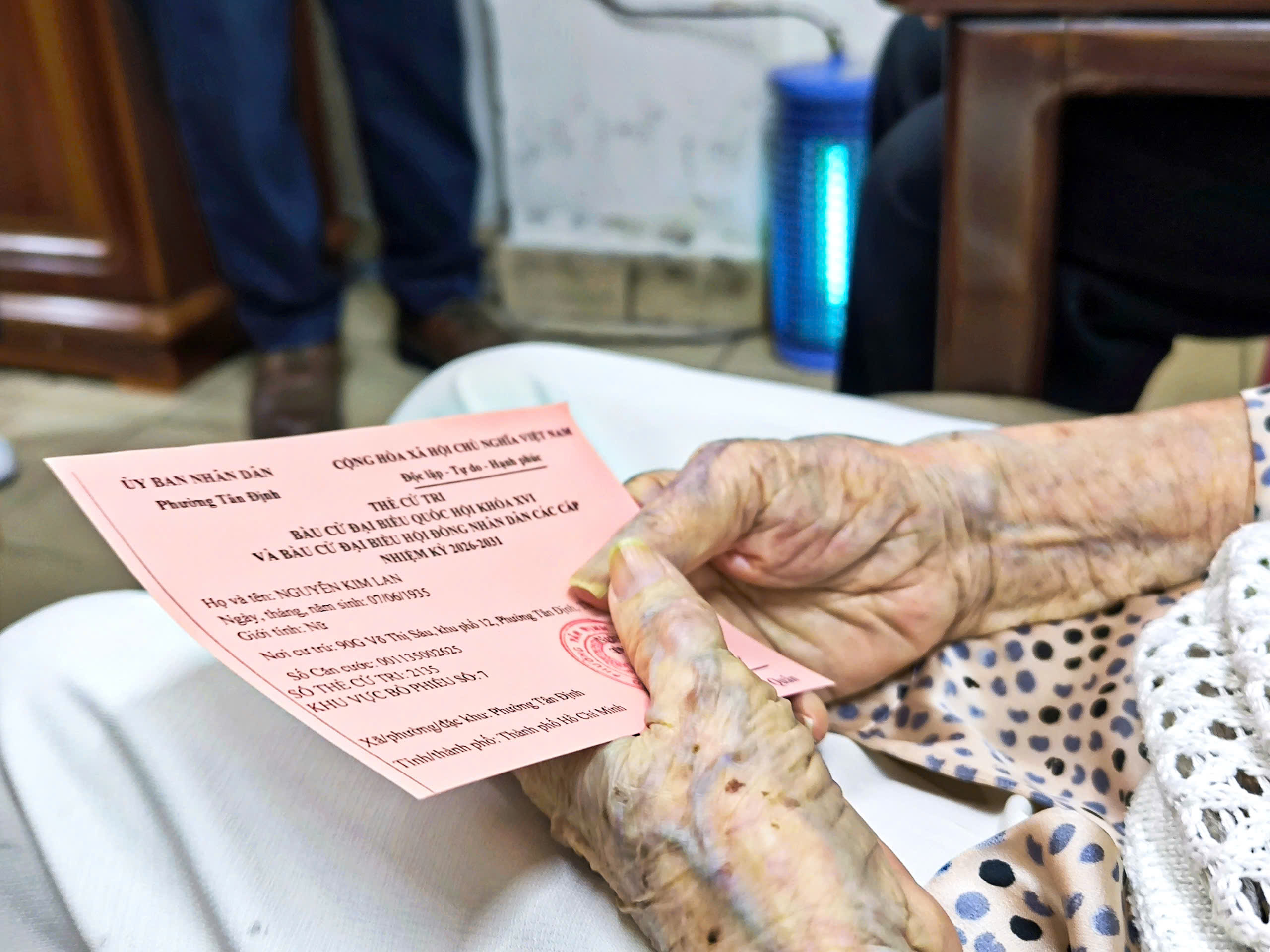 TP.HCM: Người trẻ cầm lá phiếu đầu đời sau du học, cụ 91 tuổi vui khi thùng phiếu đến tận nhà 4 bầu cử - Ảnh 4.