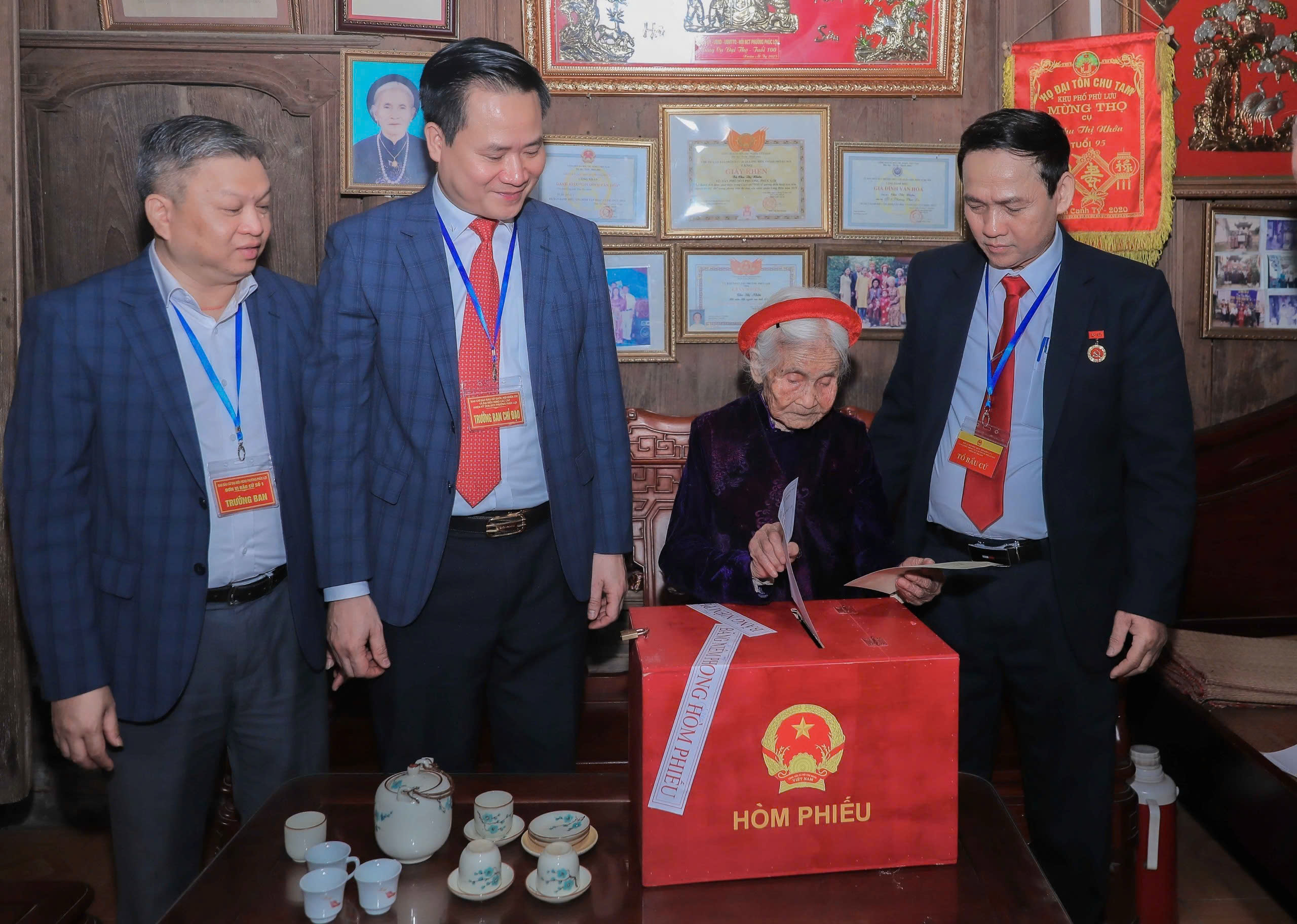 Xúc động hình ảnh những cử tri trăm tuổi đi bầu cử- Ảnh 5. Xúc động hình ảnh những cử tri trăm tuổi đi bầu cử- Ảnh 5.