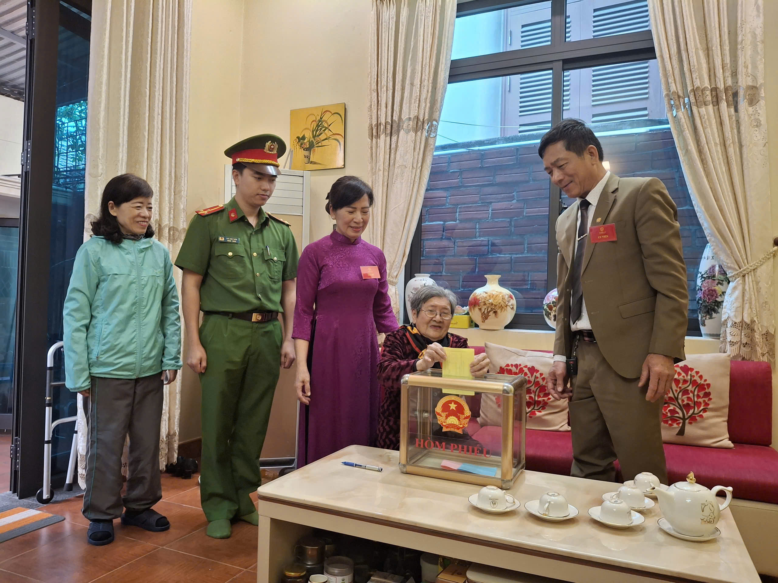 Xúc động hình ảnh những cử tri trăm tuổi đi bầu cử- Ảnh 6. Xúc động hình ảnh những cử tri trăm tuổi đi bầu cử- Ảnh 6.