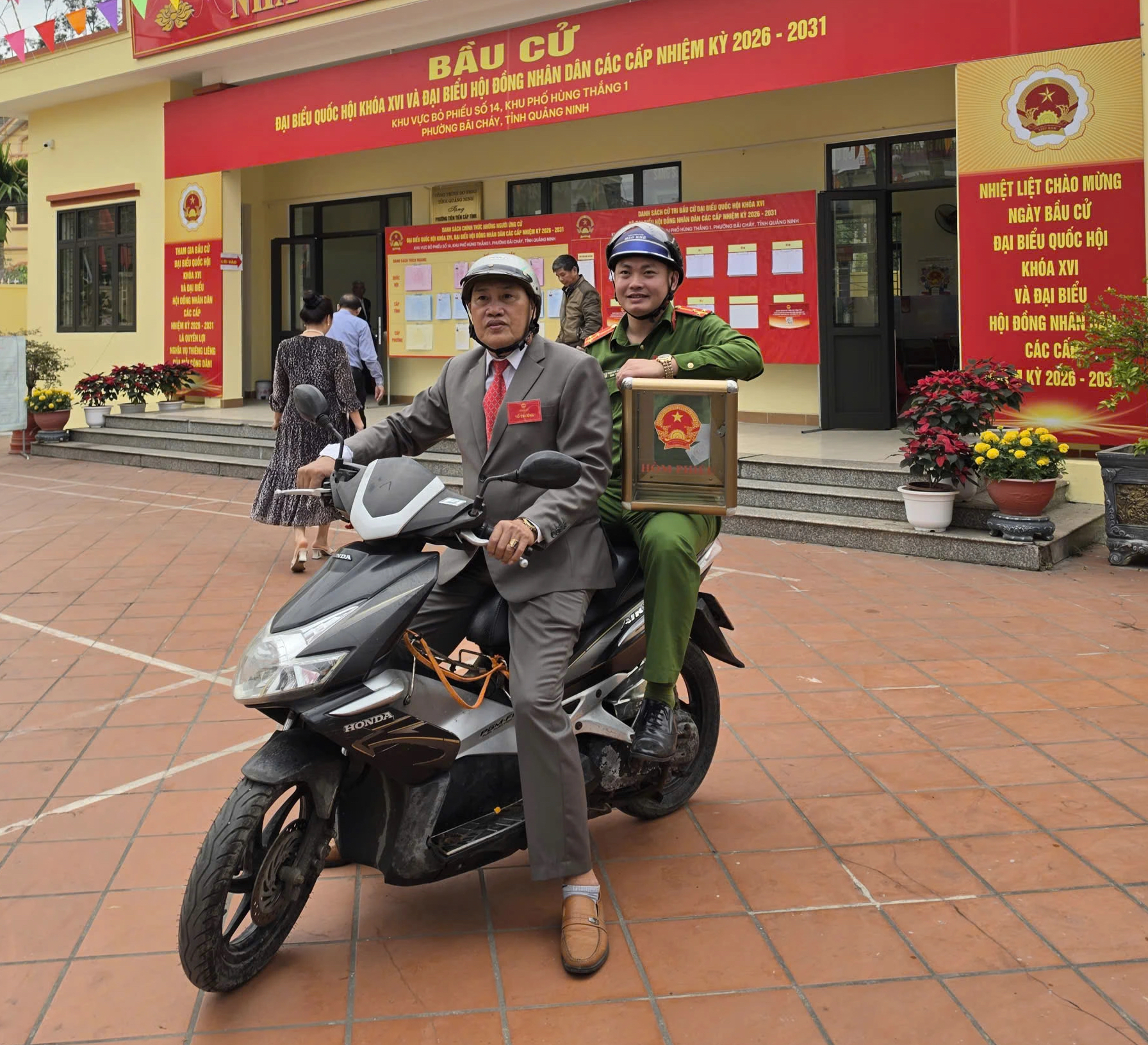 Xúc động hình ảnh những cử tri trăm tuổi đi bầu cử- Ảnh 7. Xúc động hình ảnh những cử tri trăm tuổi đi bầu cử- Ảnh 7.