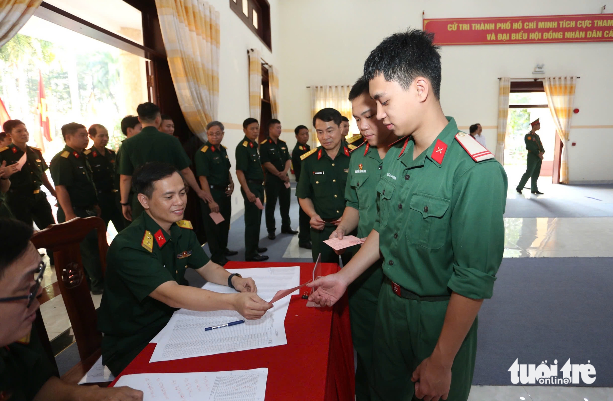 Lực lượng vũ trang TP.HCM trang nghiêm tham gia bầu cử 7 Lực lượng vũ trang TP.HCM trang nghiêm tham gia bầu cử - Ảnh 7.