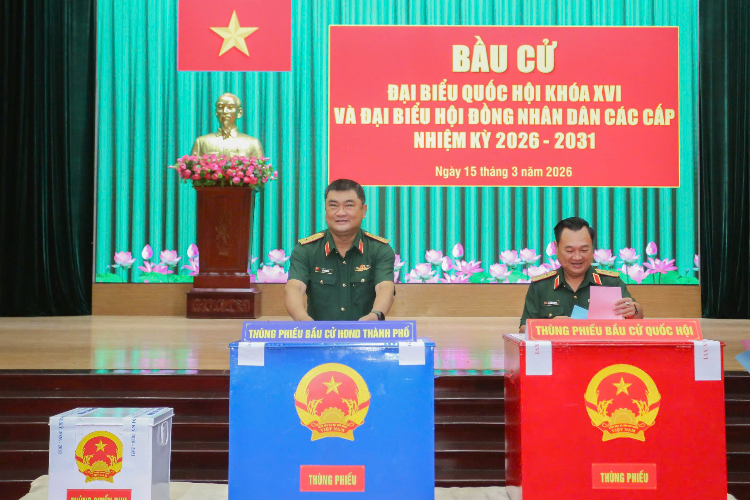 Lực lượng vũ trang TP.HCM trang nghiêm tham gia bầu cử 11 Lực lượng vũ trang TP.HCM trang nghiêm tham gia bầu cử - Ảnh 11.