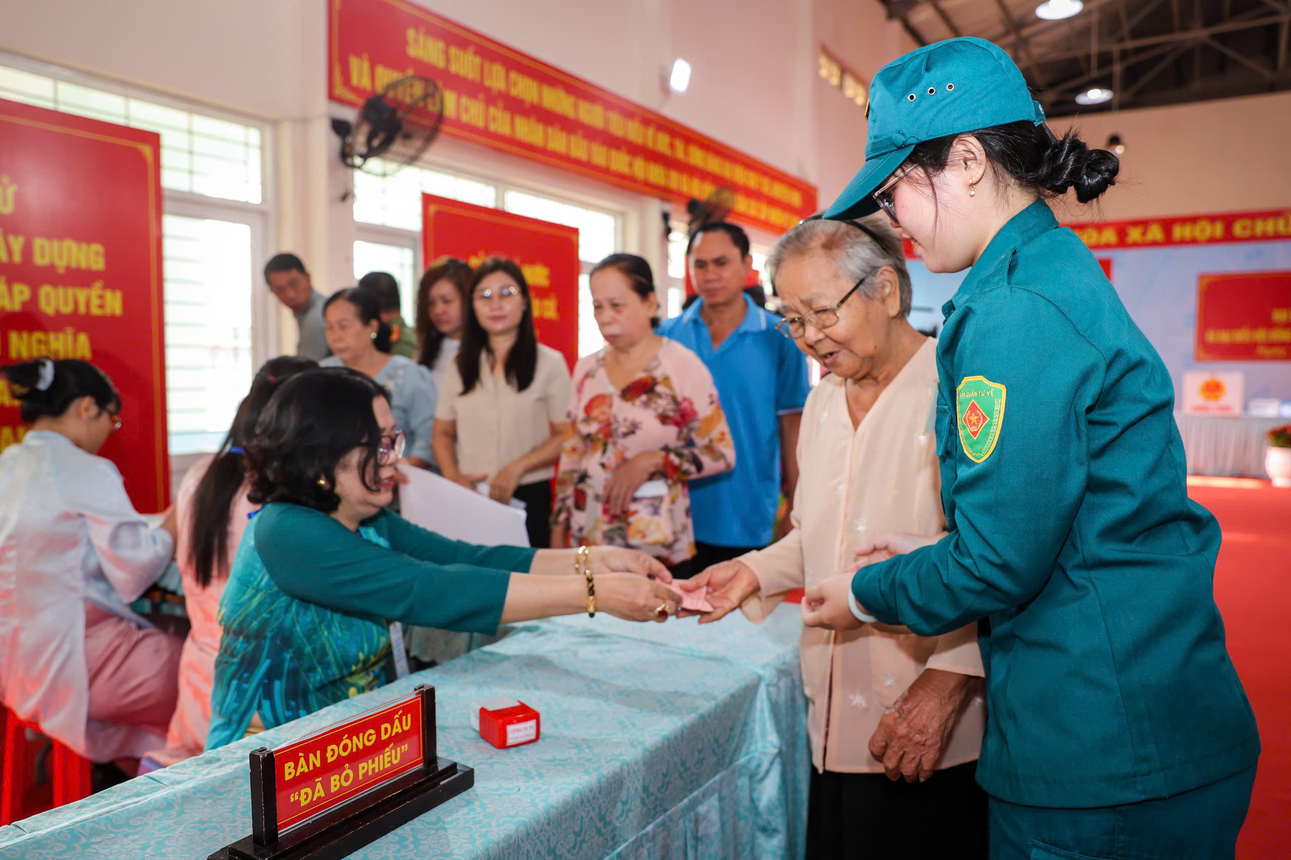 9,6 triệu cử tri TP.HCM bầu cử, có nhà nghiên cứu Nguyễn Đình Tư 106 tuổi- Ảnh 17.