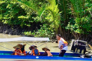 Cử tri ấp Thiềng Liềng dậy sớm chờ con nước để đi bầu cử