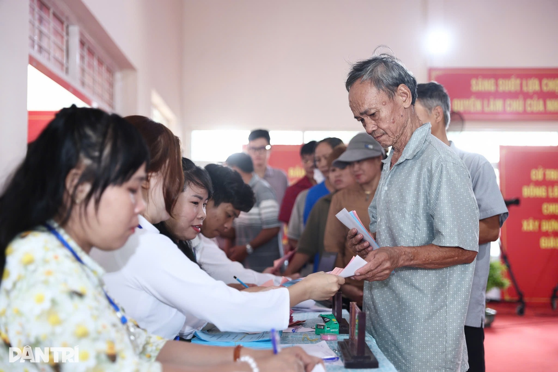 Lãnh đạo, nguyên lãnh đạo và hơn 9,6 triệu cử tri TPHCM đi bầu cử - 3