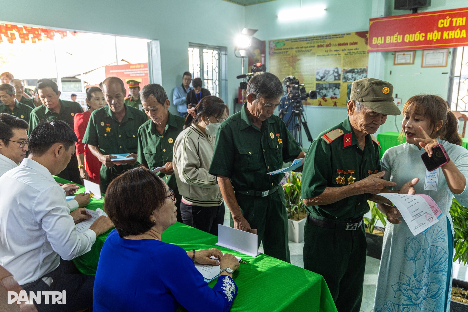 Lãnh đạo, nguyên lãnh đạo và hơn 9,6 triệu cử tri TPHCM đi bầu cử - 9
