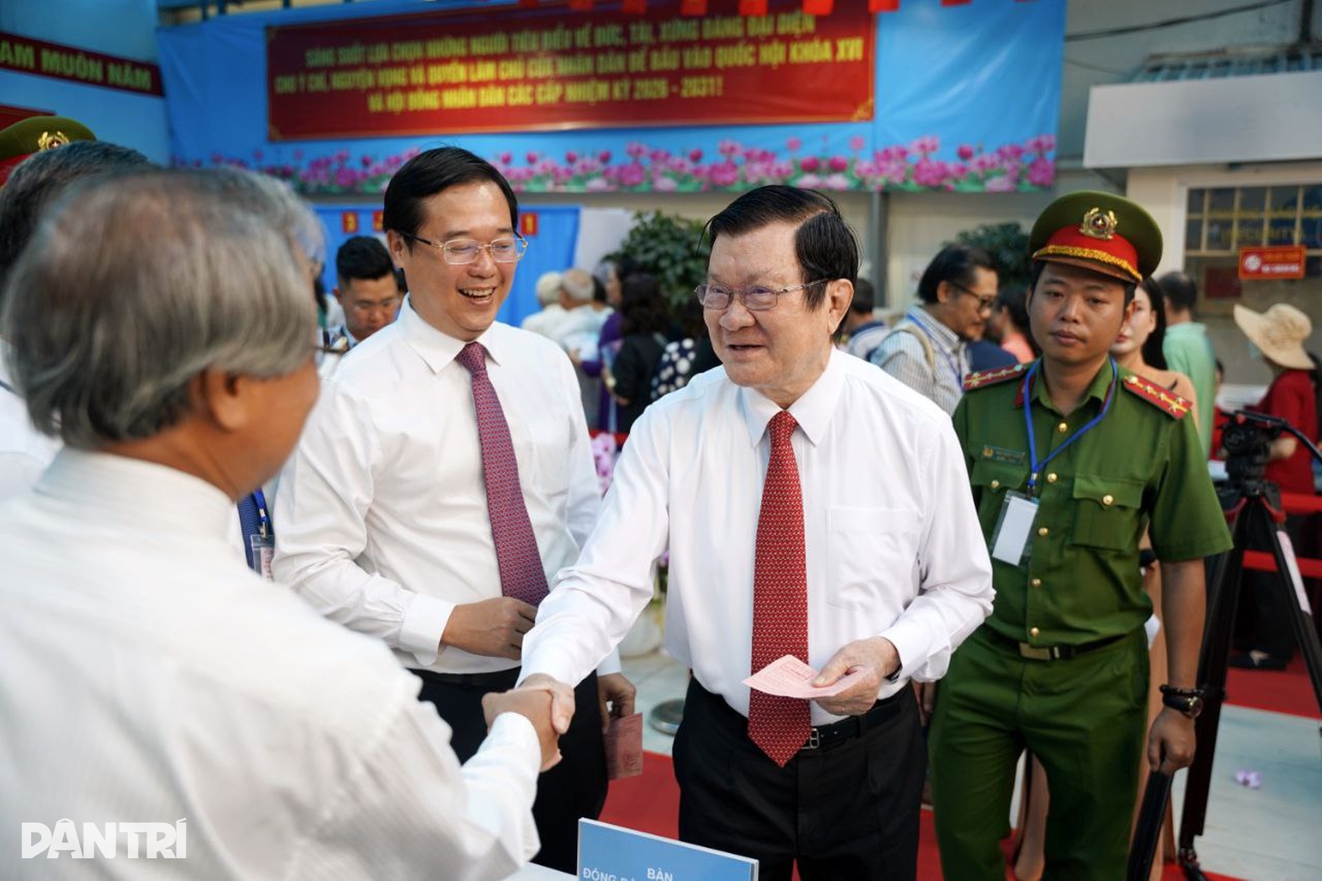 Lãnh đạo, nguyên lãnh đạo và hơn 9,6 triệu cử tri TPHCM đi bầu cử - 11