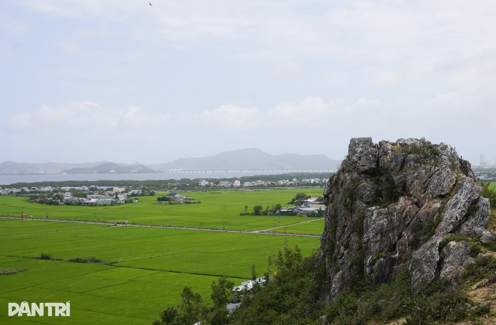 Ngọn núi có hình thù kỳ lạ giữa cánh đồng và truyền thuyết ông khổng lồ - 3