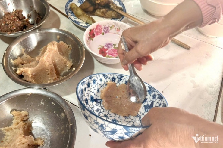 Bà Bình thoăn thoắt quết chả cá thật mỏng vào bát ô tô