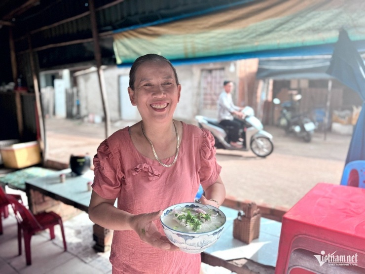 Bà Bình - chủ quán bún quậy 18 năm tuổi
