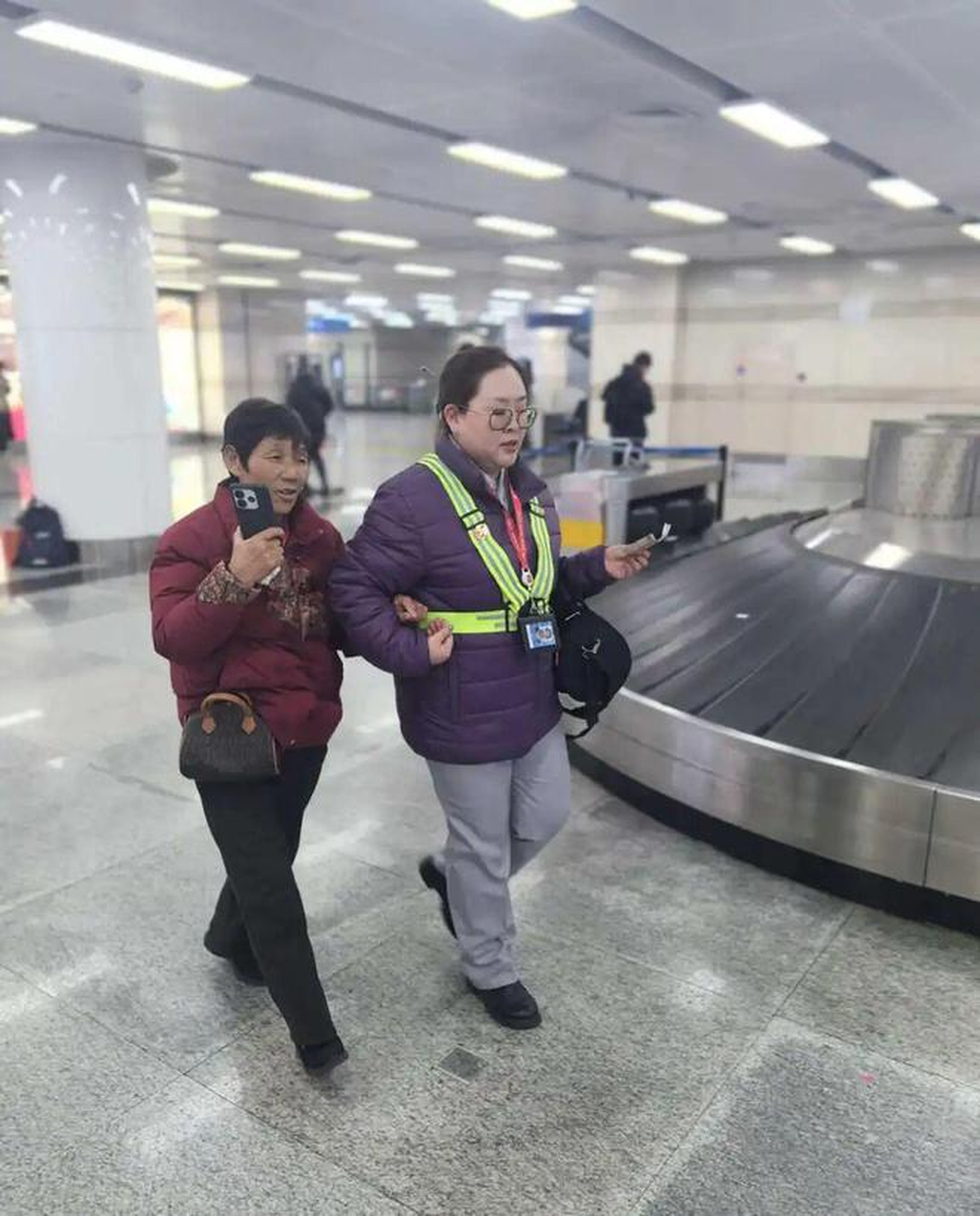 Trung Quốc: Mẹ vợ mù chữ lần đầu đi máy bay, con rể dán tờ giấy lạ lên vali - 3