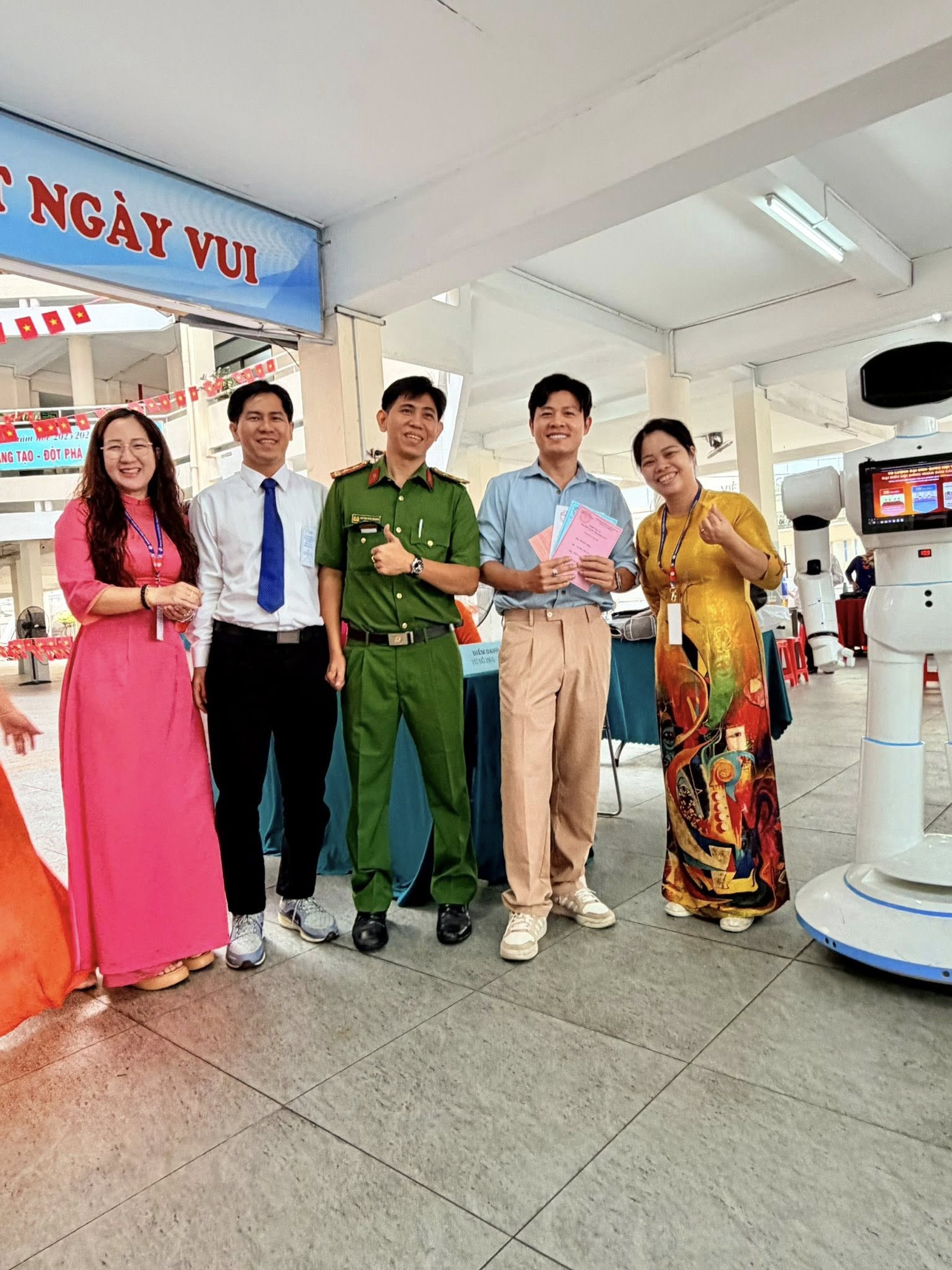 Hoa hậu Thanh Thủy, nhạc sĩ Nguyễn Văn Chung hào hứng trong ngày bầu cử - 2